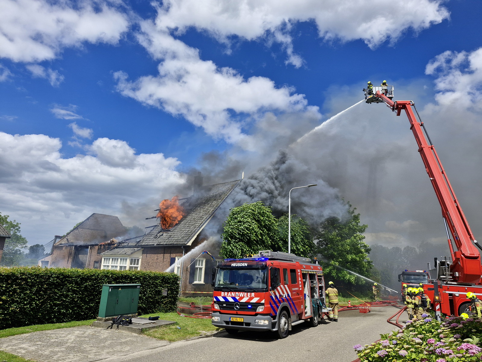 Grote uitslaande brand in woonboerderij