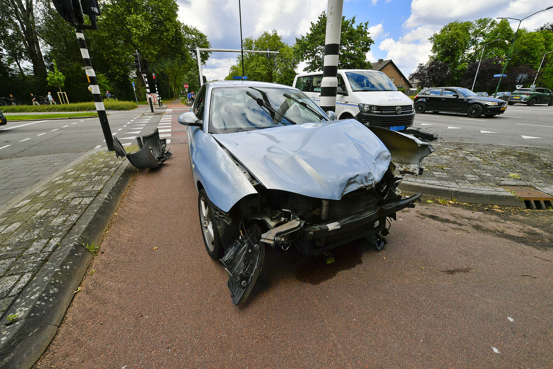 Veel schade na botsing tussen auto en taxibusje