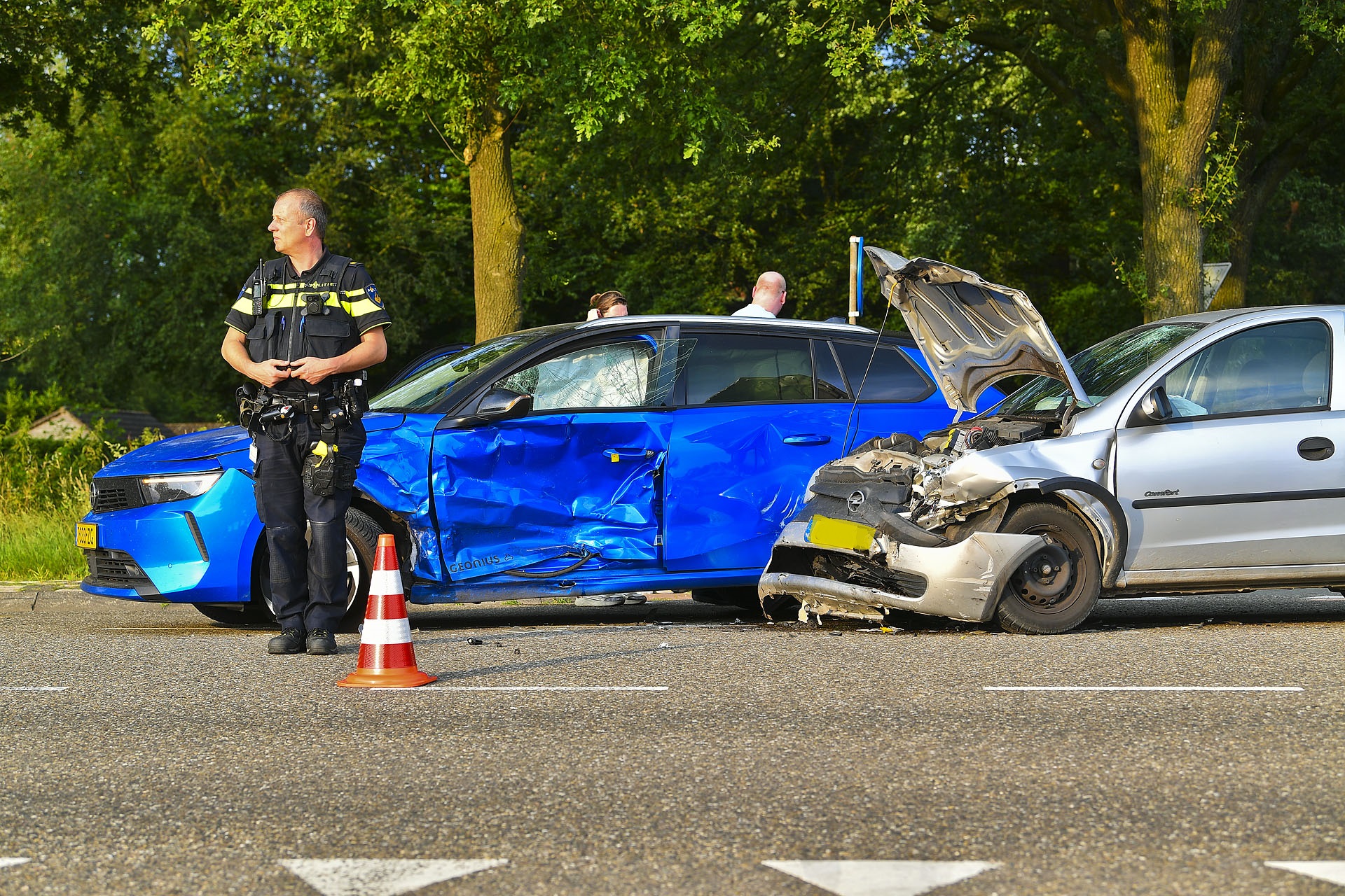 Veel schade na botsing, één gewonde naar ziekenhuis vervoerd