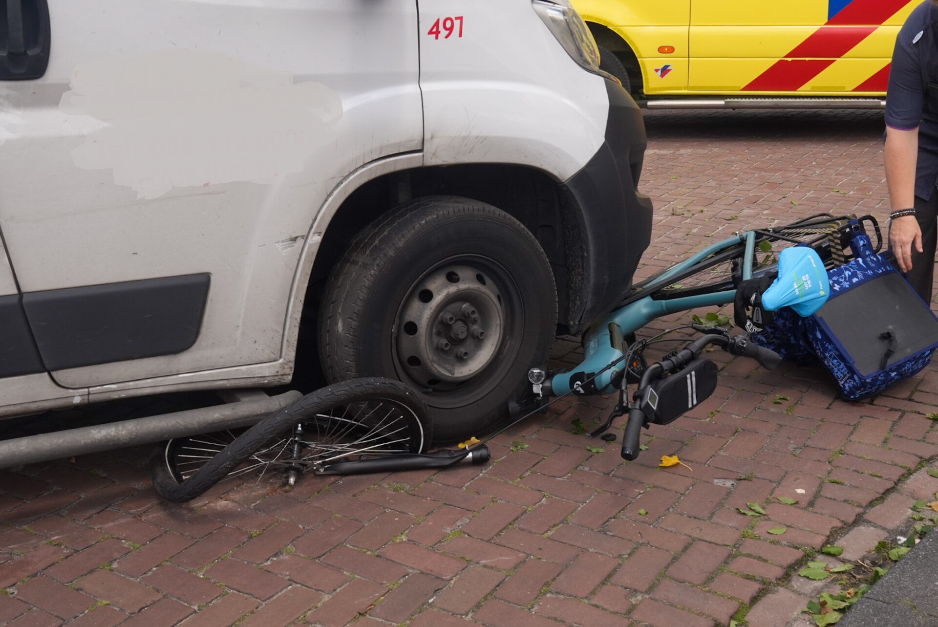 Fietsster ernstig gewond na aanrijding met bestelbus