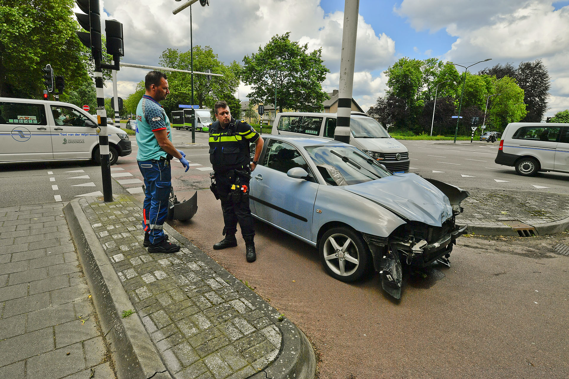 Veel Schade Na Botsing Tussen Auto En Taxibusje - 112Brabant