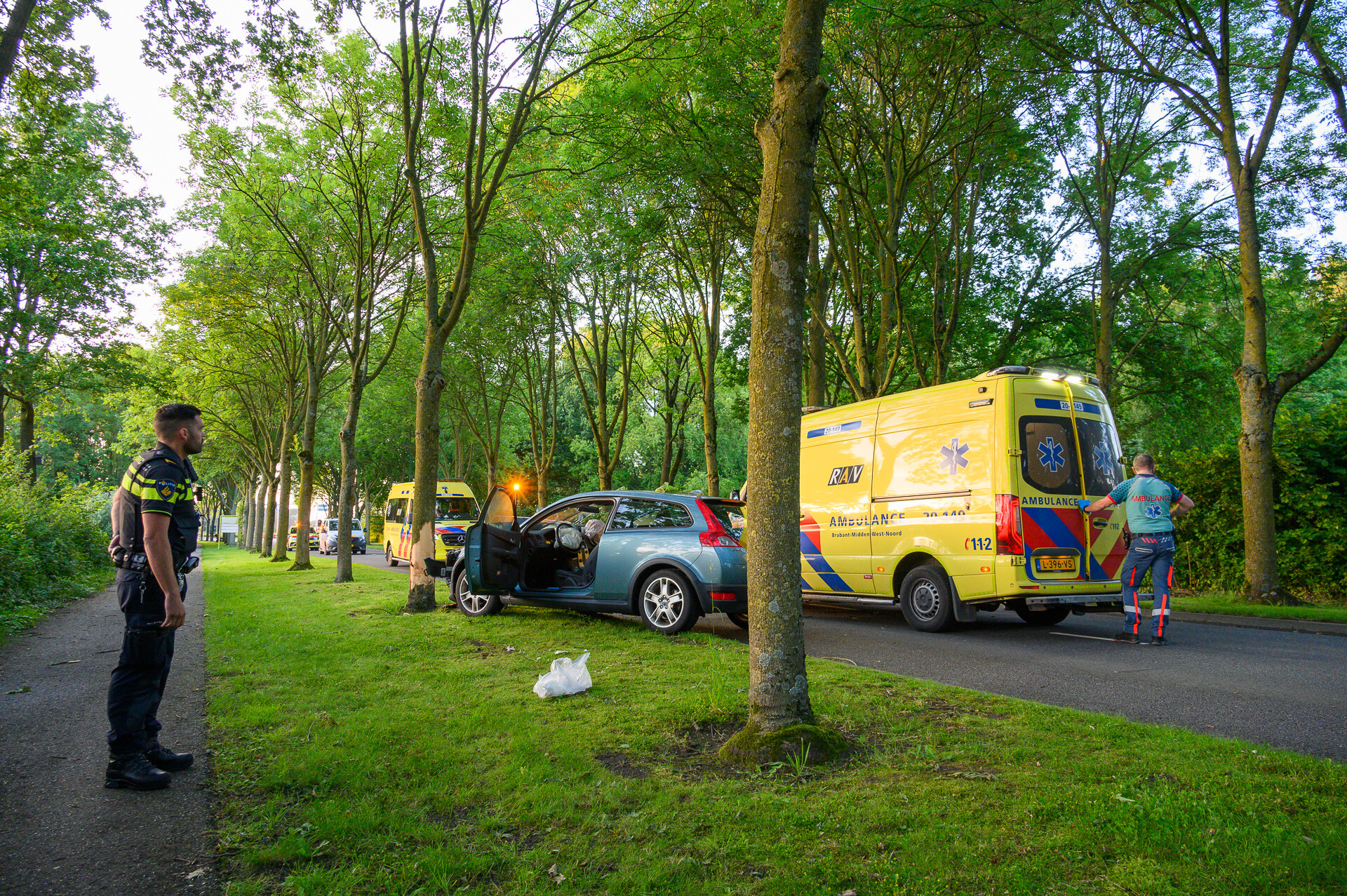 Automobilist Botst Tegen Boom En Raakt Zwaargewond, Traumahelikopter ...