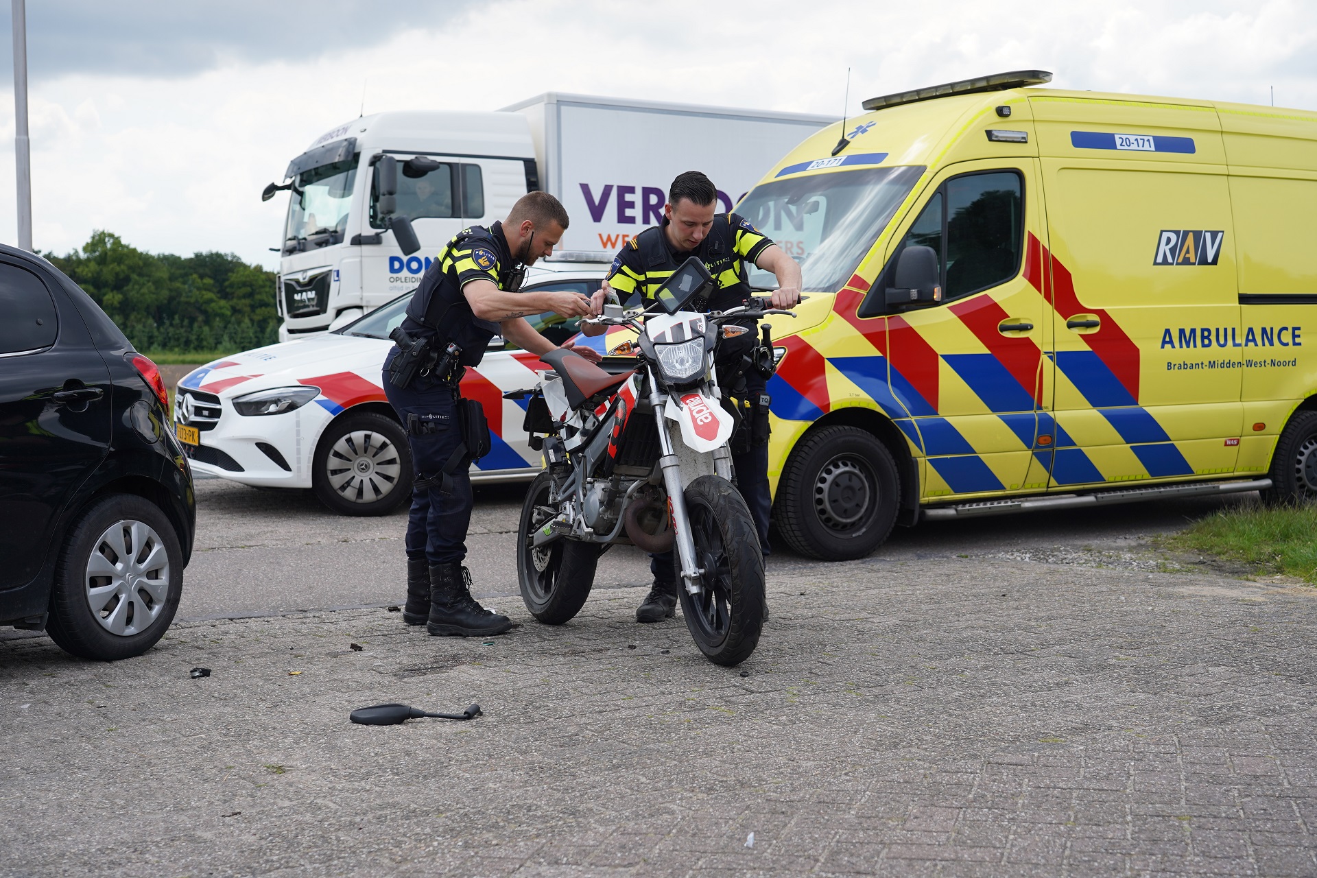 Brommerrijder Klapt Tegen Afslaande Auto En Raakt Gewond - 112Brabant