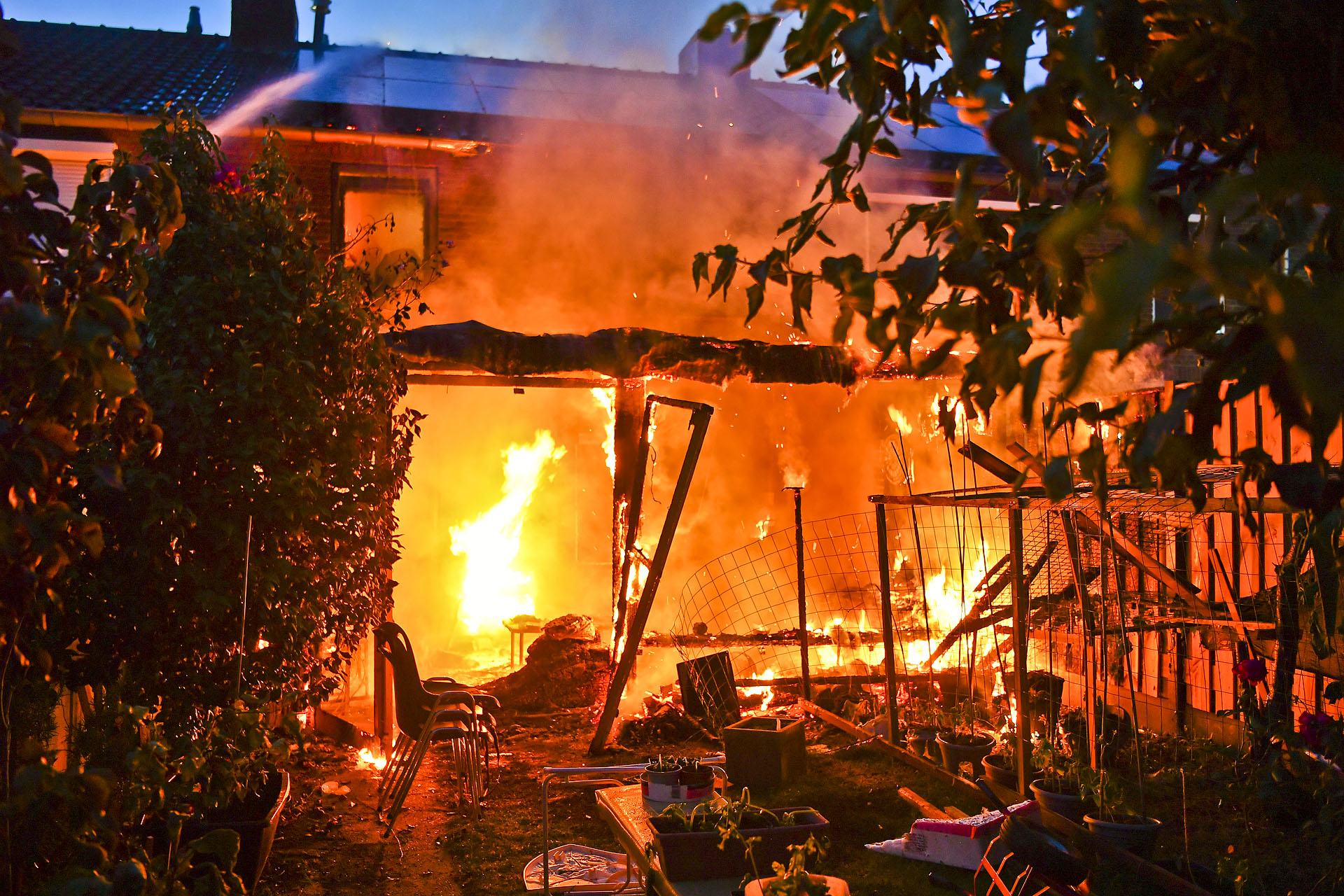 Twee bewoners gewond bij uitslaande woningbrand