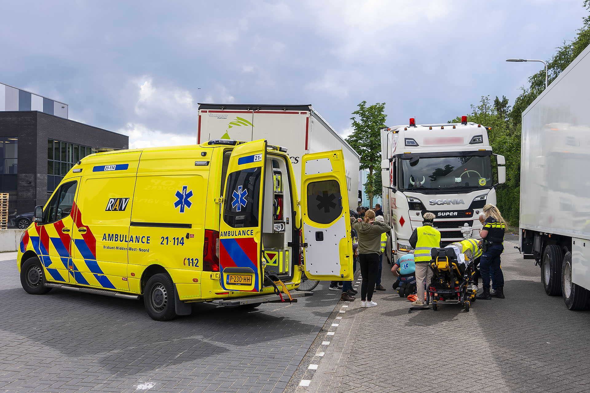 Fietsster aangereden door vrachtwagen tijdens tocht met groep ouderen