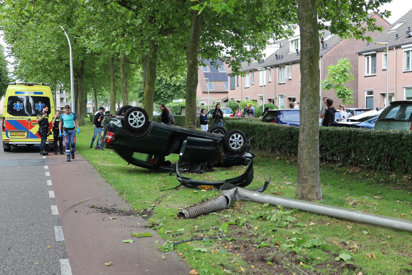 Auto ramt lantaarnpaal en vliegt over de kop