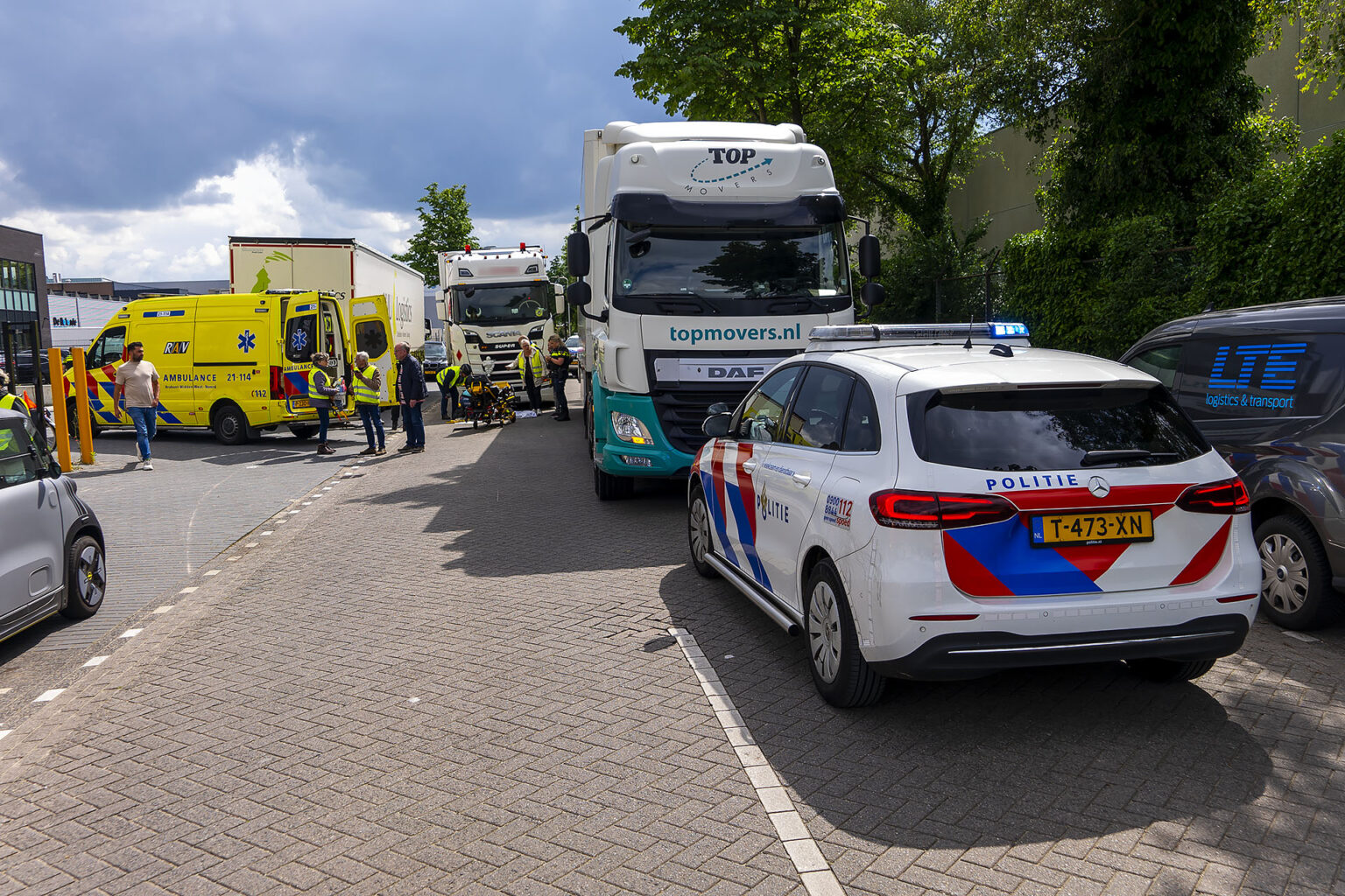 Fietsster Aangereden Door Vrachtwagen Tijdens Tocht Met Groep Ouderen ...