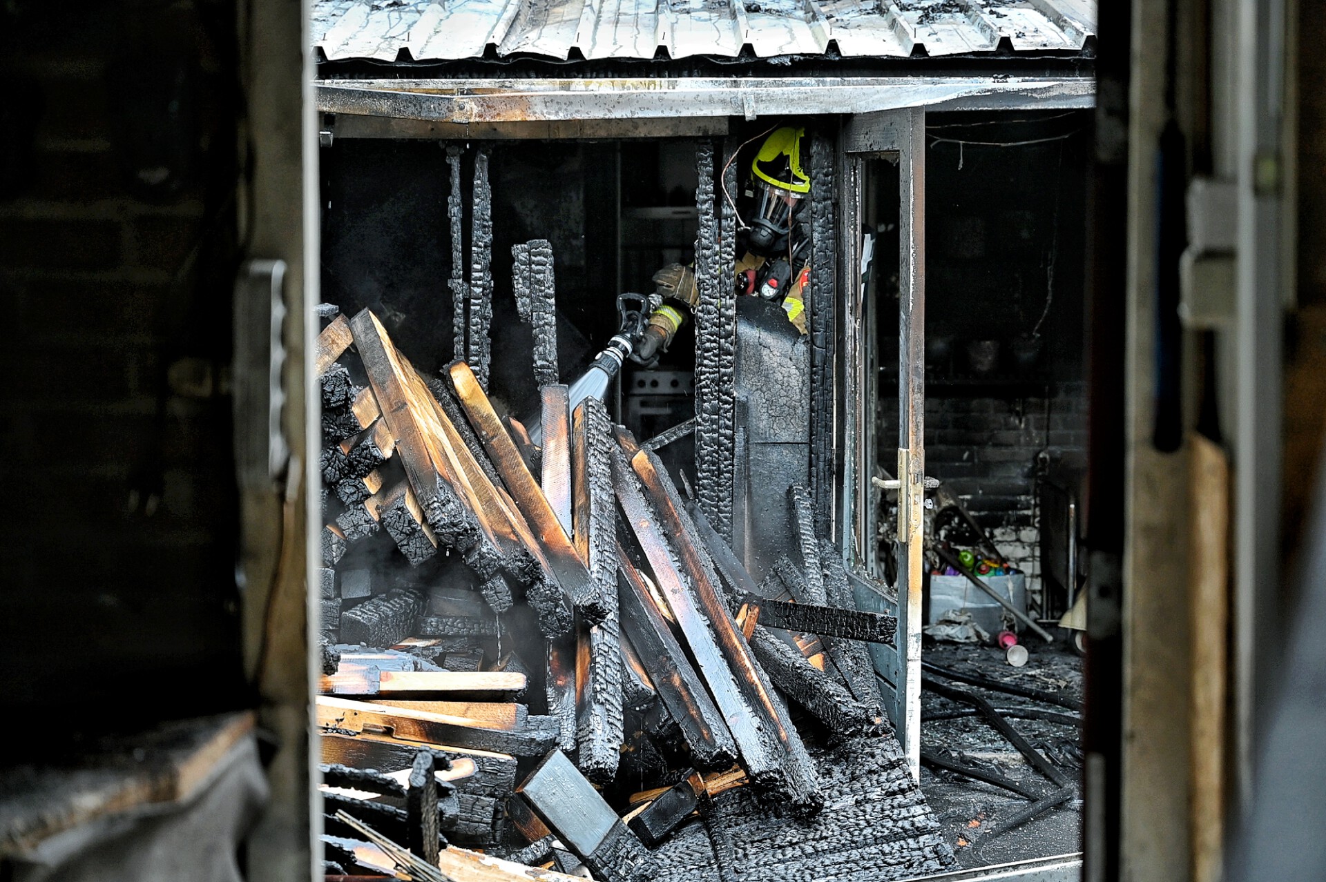 Brand verwoest aanbouw van woning