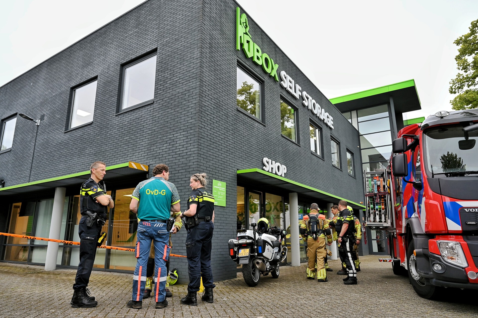 Honderden vaten met vloeistof gevonden: meerdere omstanders met klachten nagekeken