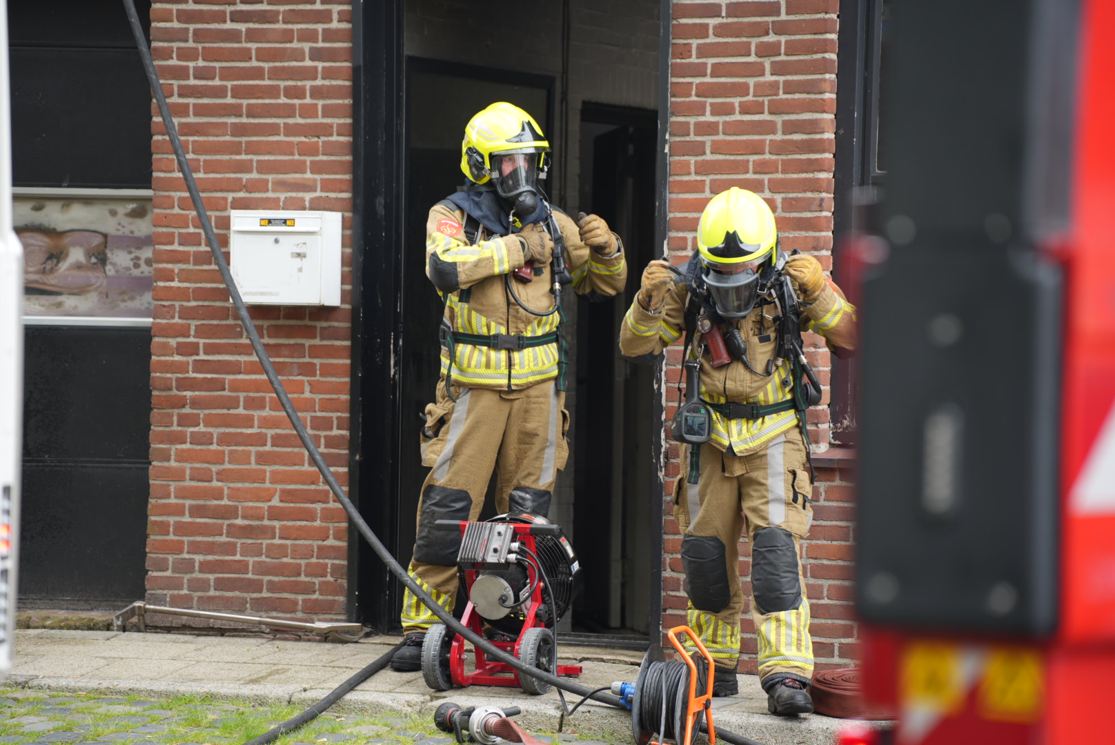 Bankstel vliegt in brand in bedrijfspand