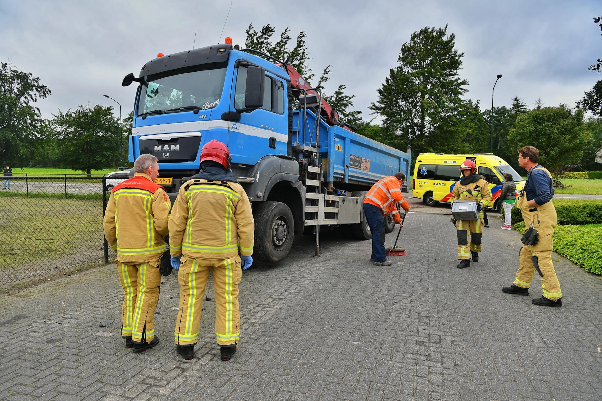 Scooter komt onder vrachtwagen en wordt meters meegesleurd