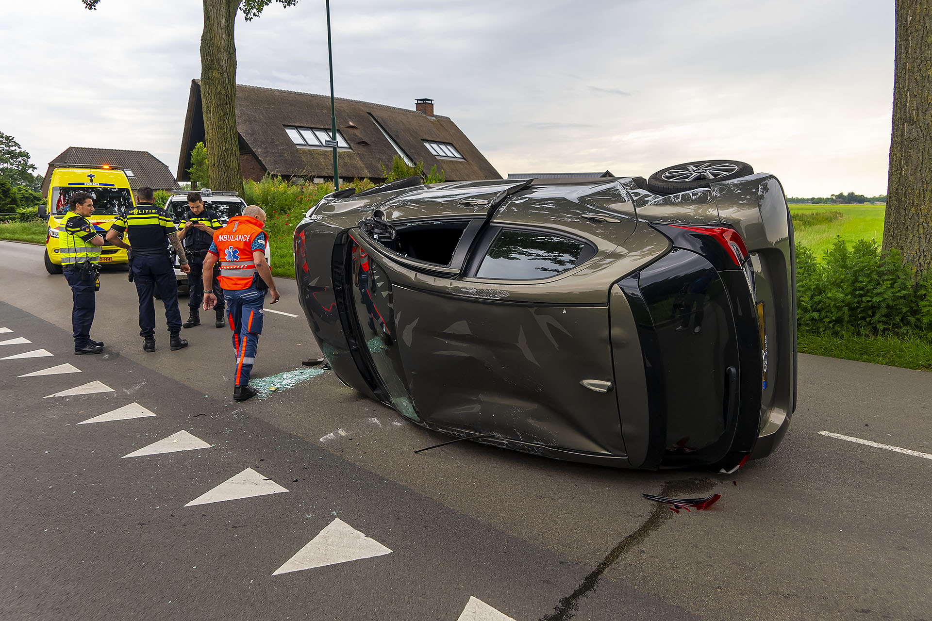 Auto op z’n kant na botsing op kruising