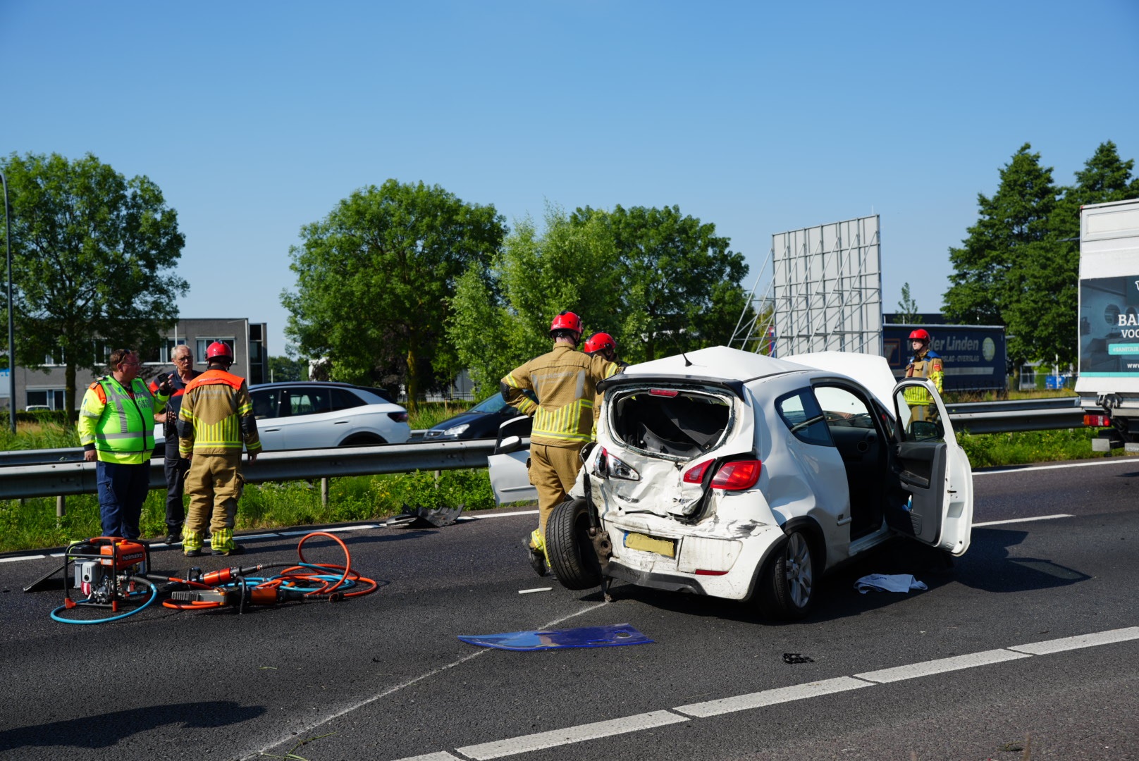 Bakwagen rijdt achterop auto: deur uit auto geknipt om bestuurder te bevrijden