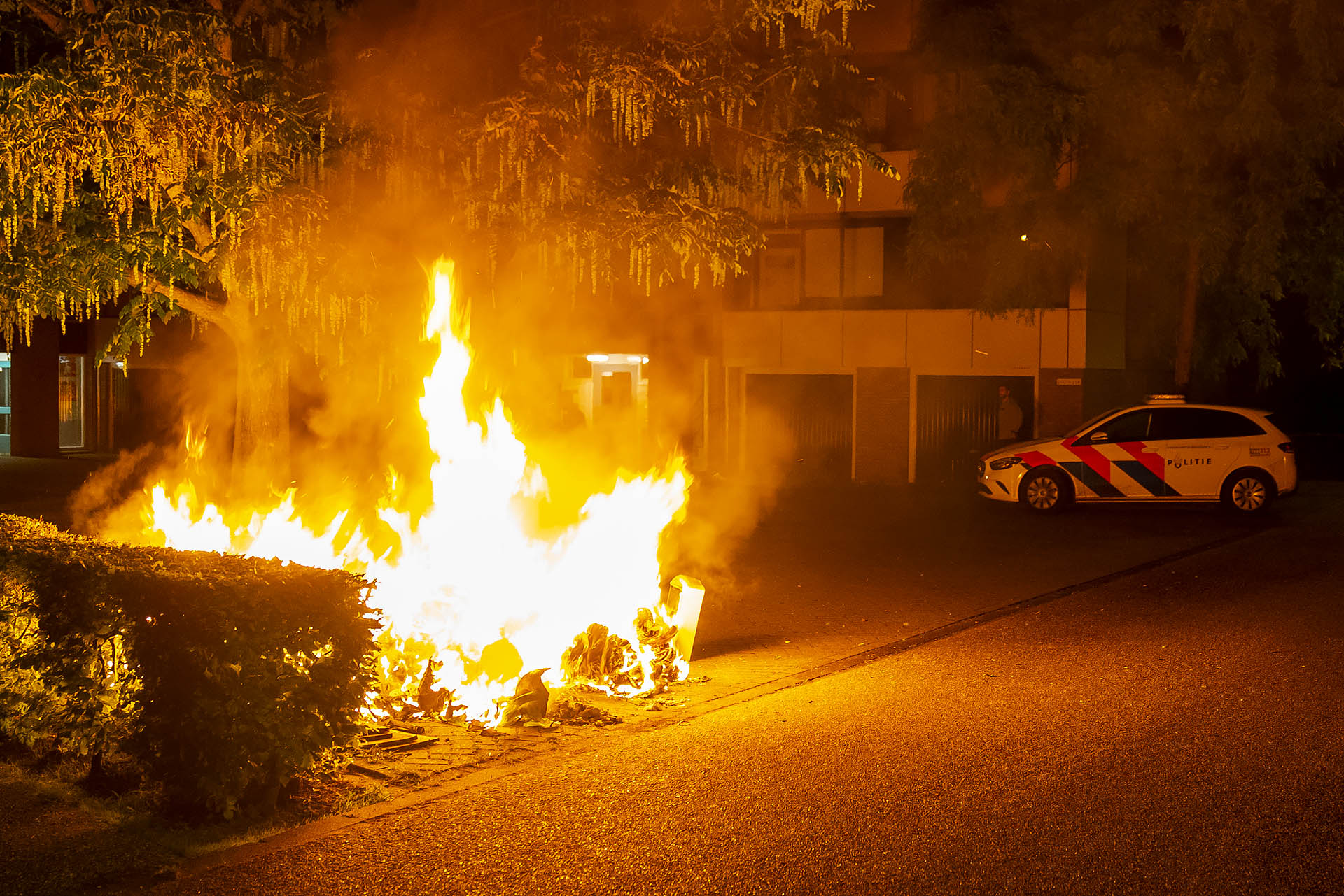 Felle buitenbrand naast ondergrondse container