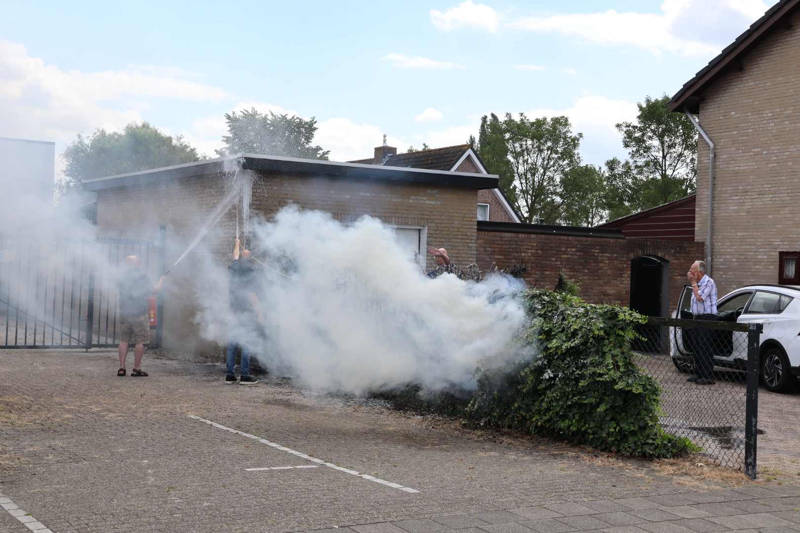 Heg en schuur in brand door wegbranden onkruid