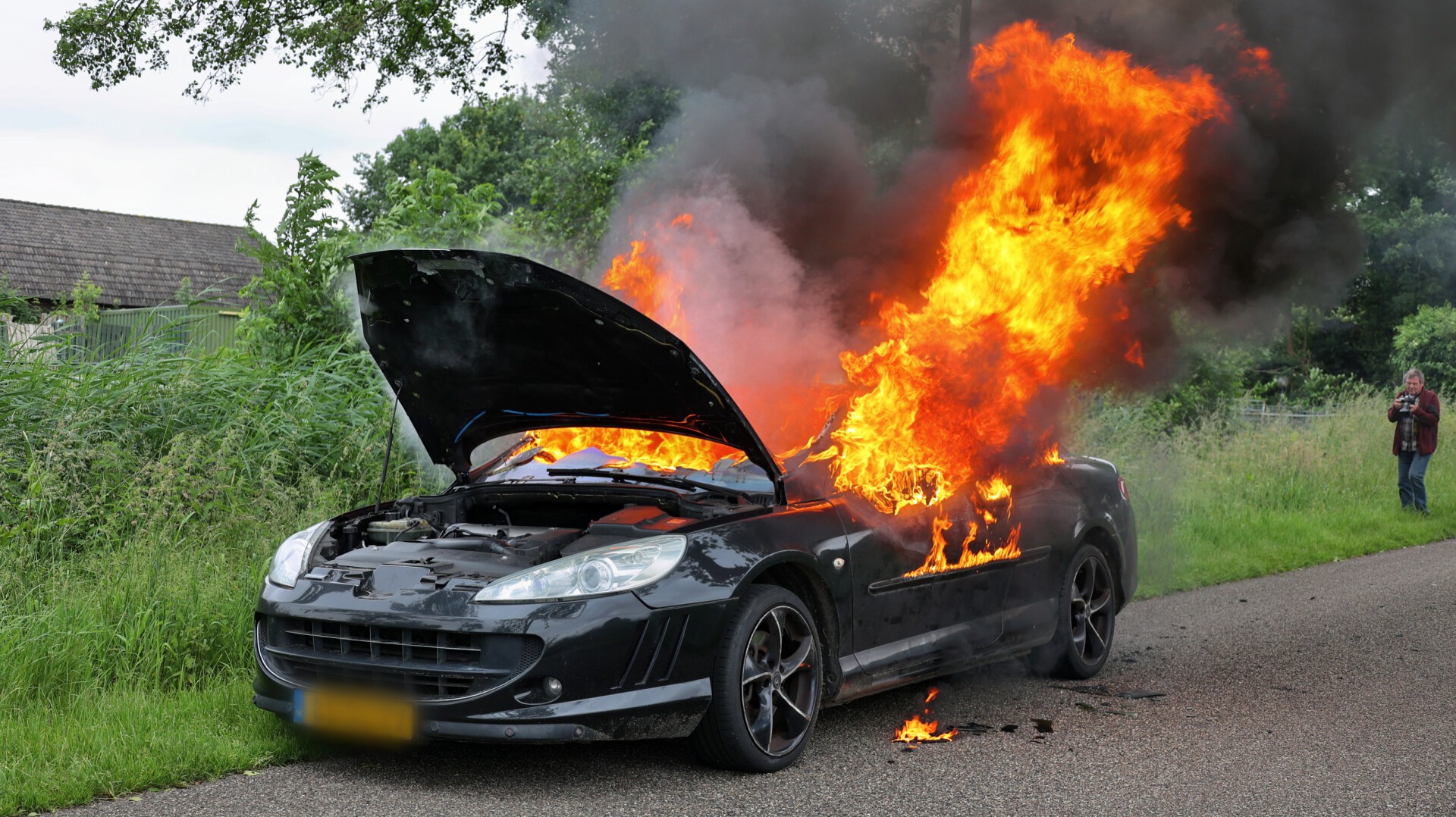 Auto vliegt in brand tijdens het rijden