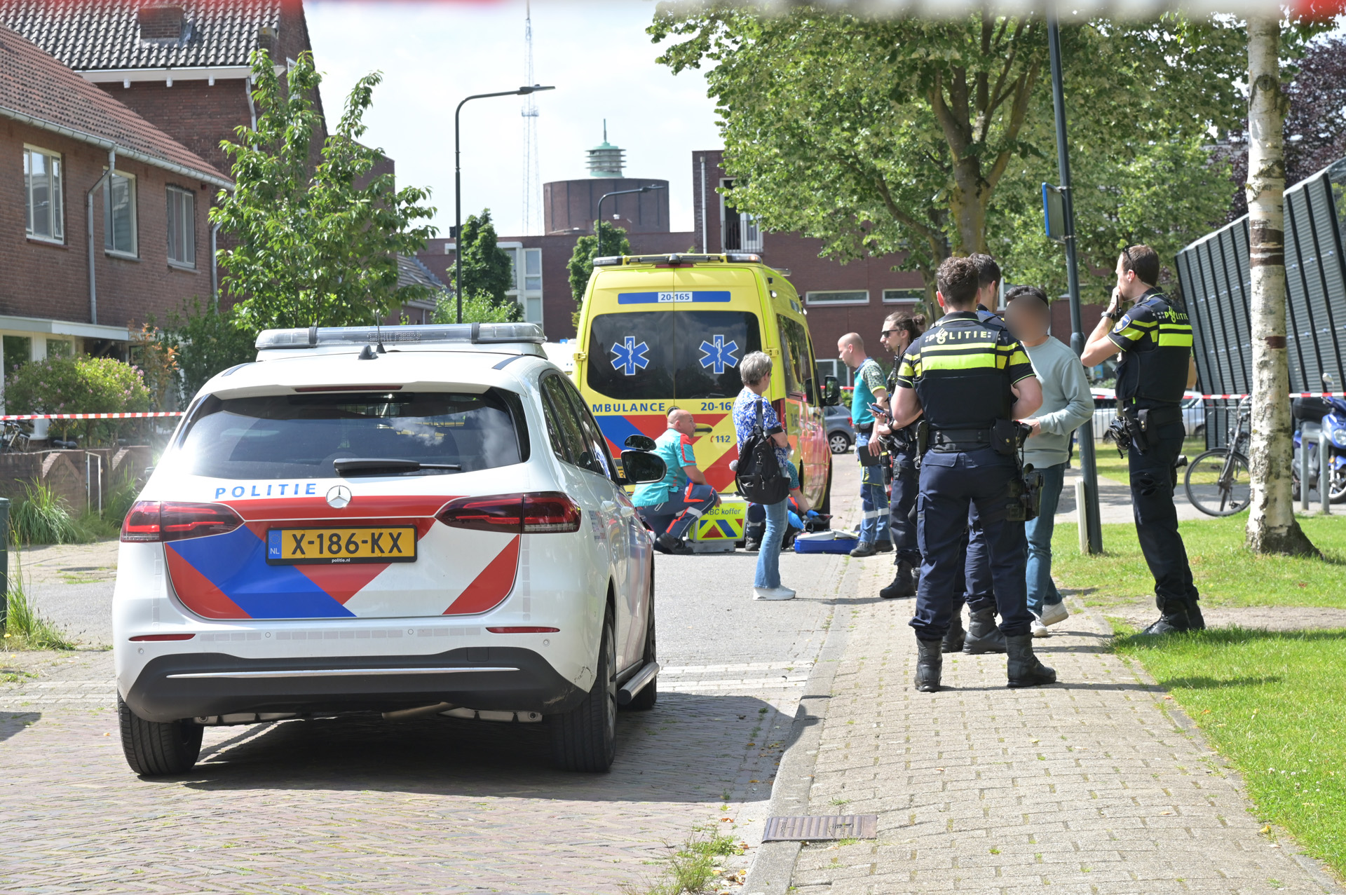 Kind (3) raakt ernstig gewond bij aanrijding met taxibusje bij drukke speelplaats