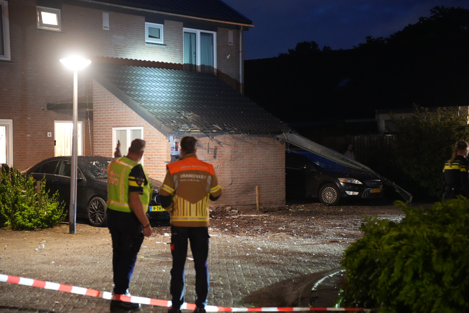 Explosief gaat af: grote schade aan huis en auto’s