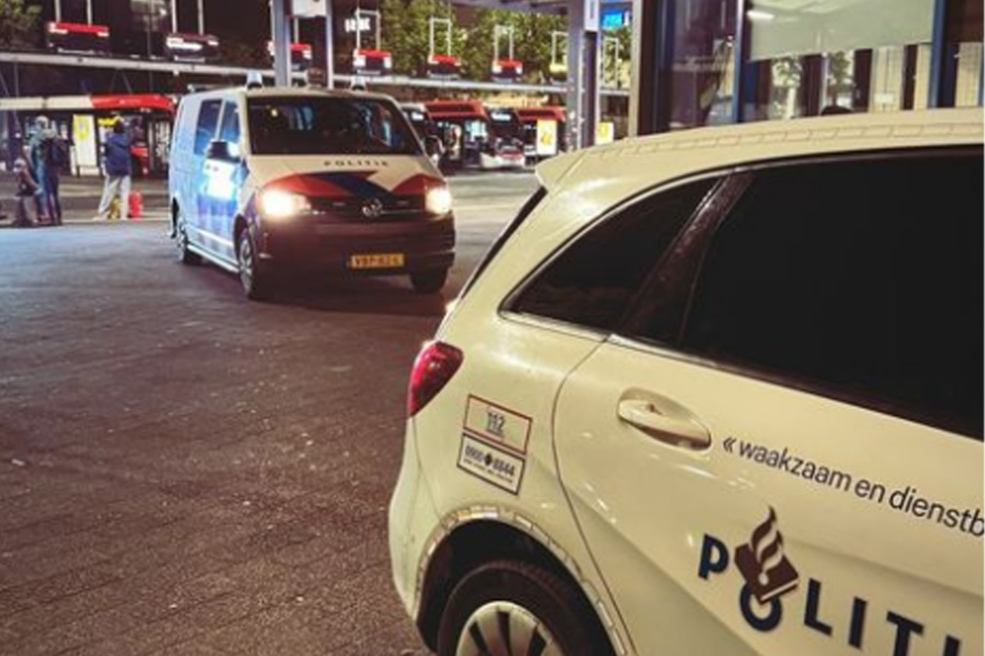 Agenten vinden meerdere wapens en inbrekersgereedschap in auto