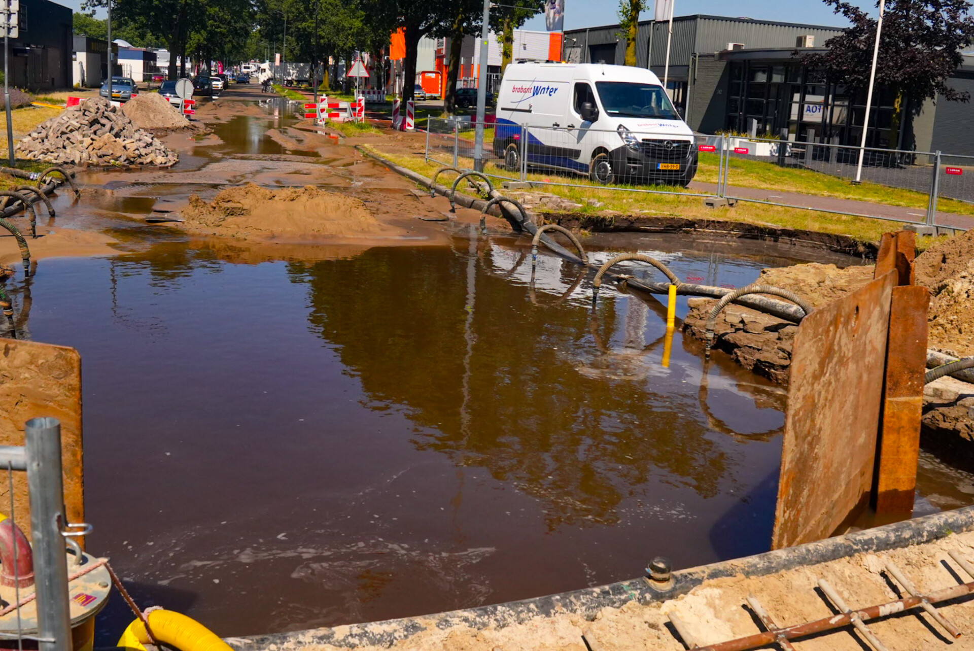Straat in Helmond wordt plots stromende rivier, waterleiding geraakt bij werkzaamheden