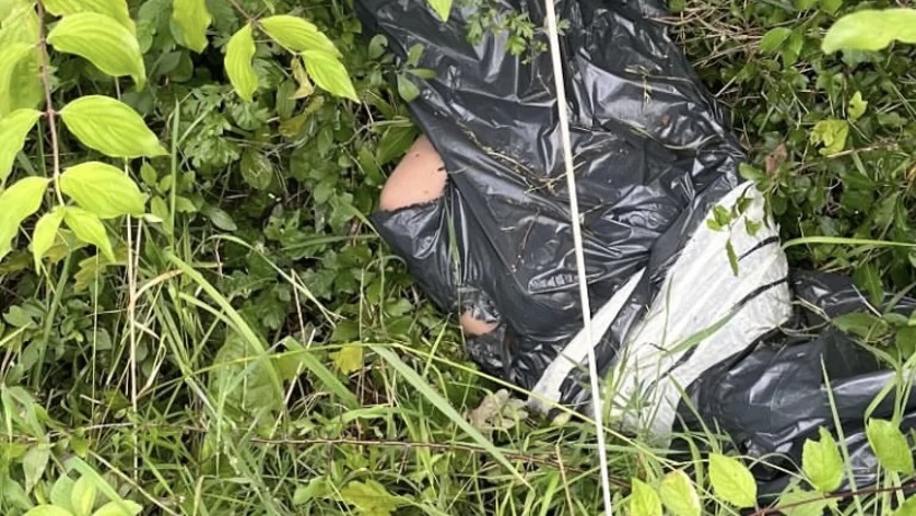 Politie gebeld voor lijk in bosjes, maar blijkt latex pop