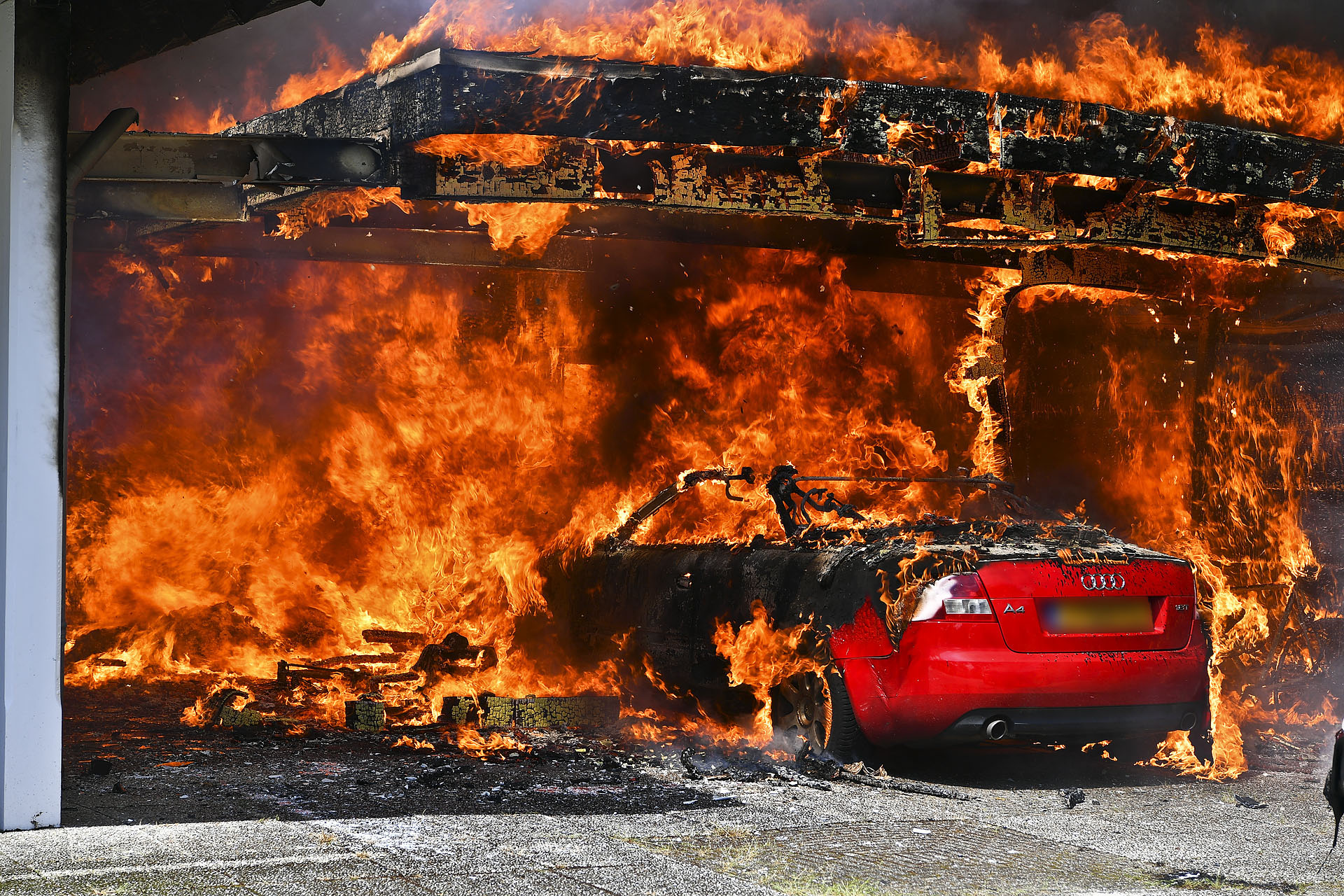 Auto onder carport vat vlam, carport, woning en schuur getroffen door brand
