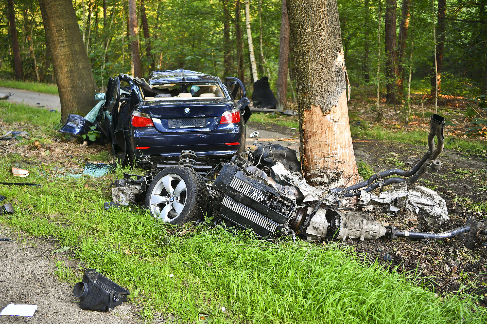 Dode bij zwaar ongeval, auto in tweeën