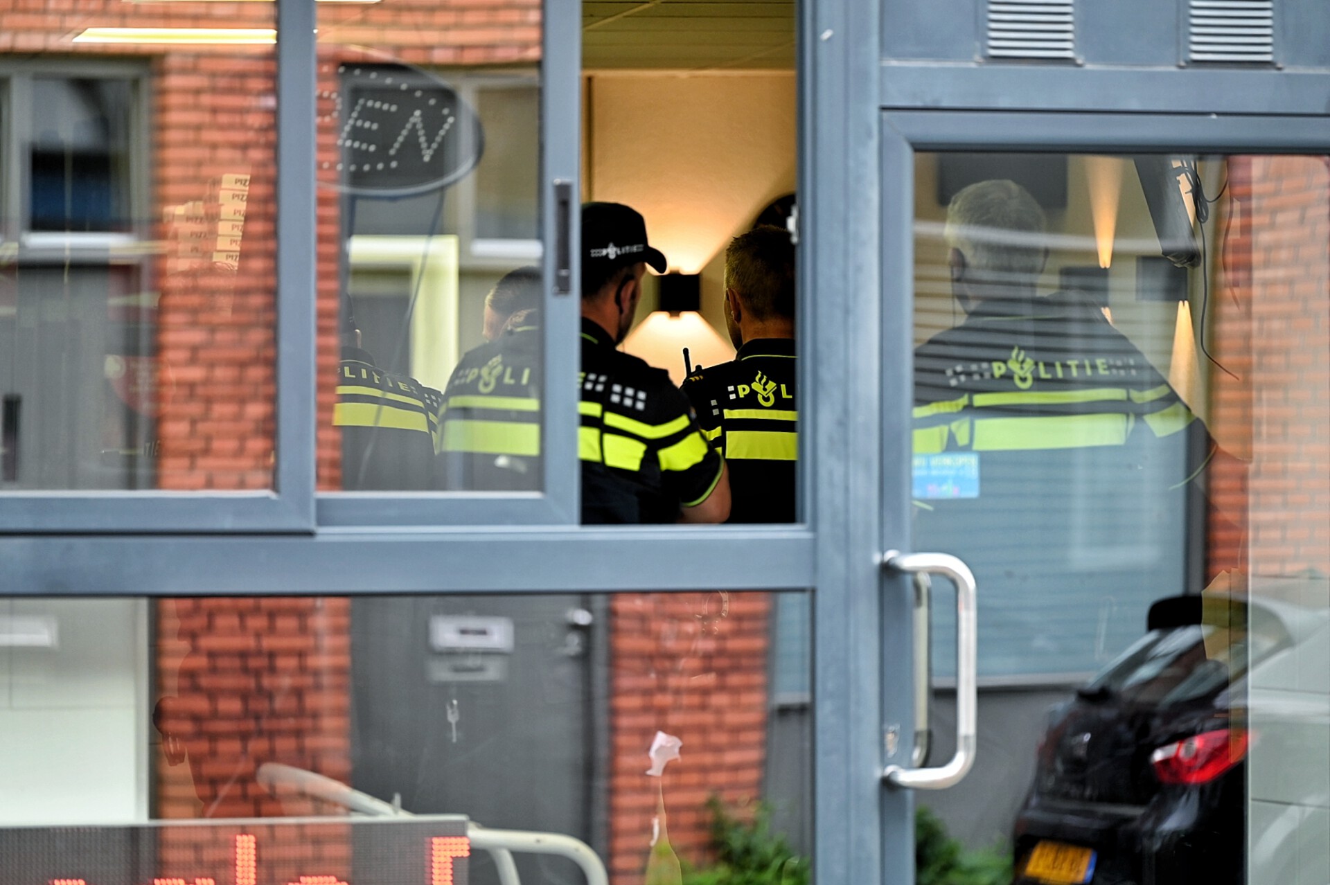 Politie valt shoarmazaak en andere panden binnen in witwasonderzoek