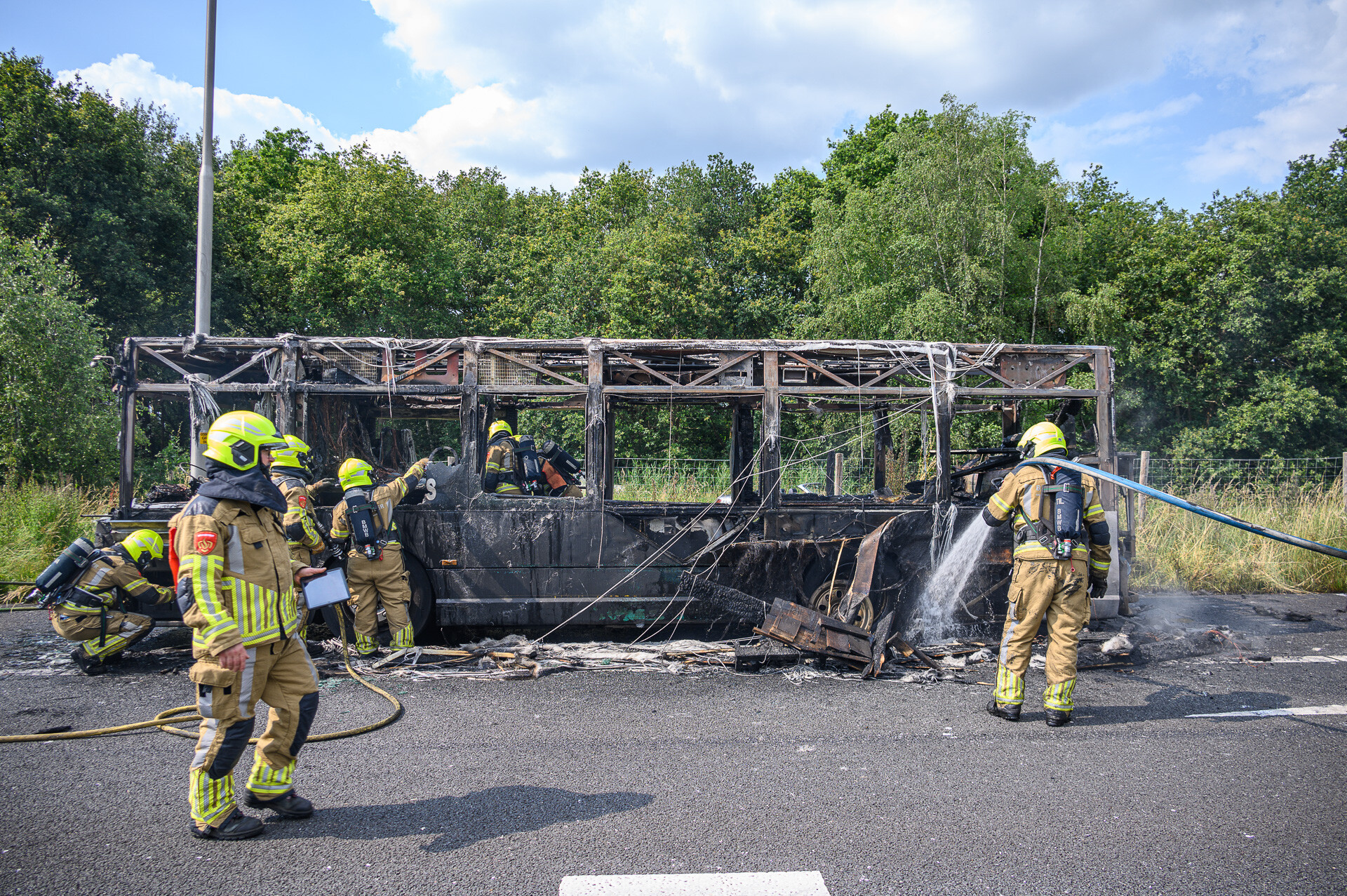 Bus helemaal uitgebrand op de A58, snelweg deels afgesloten