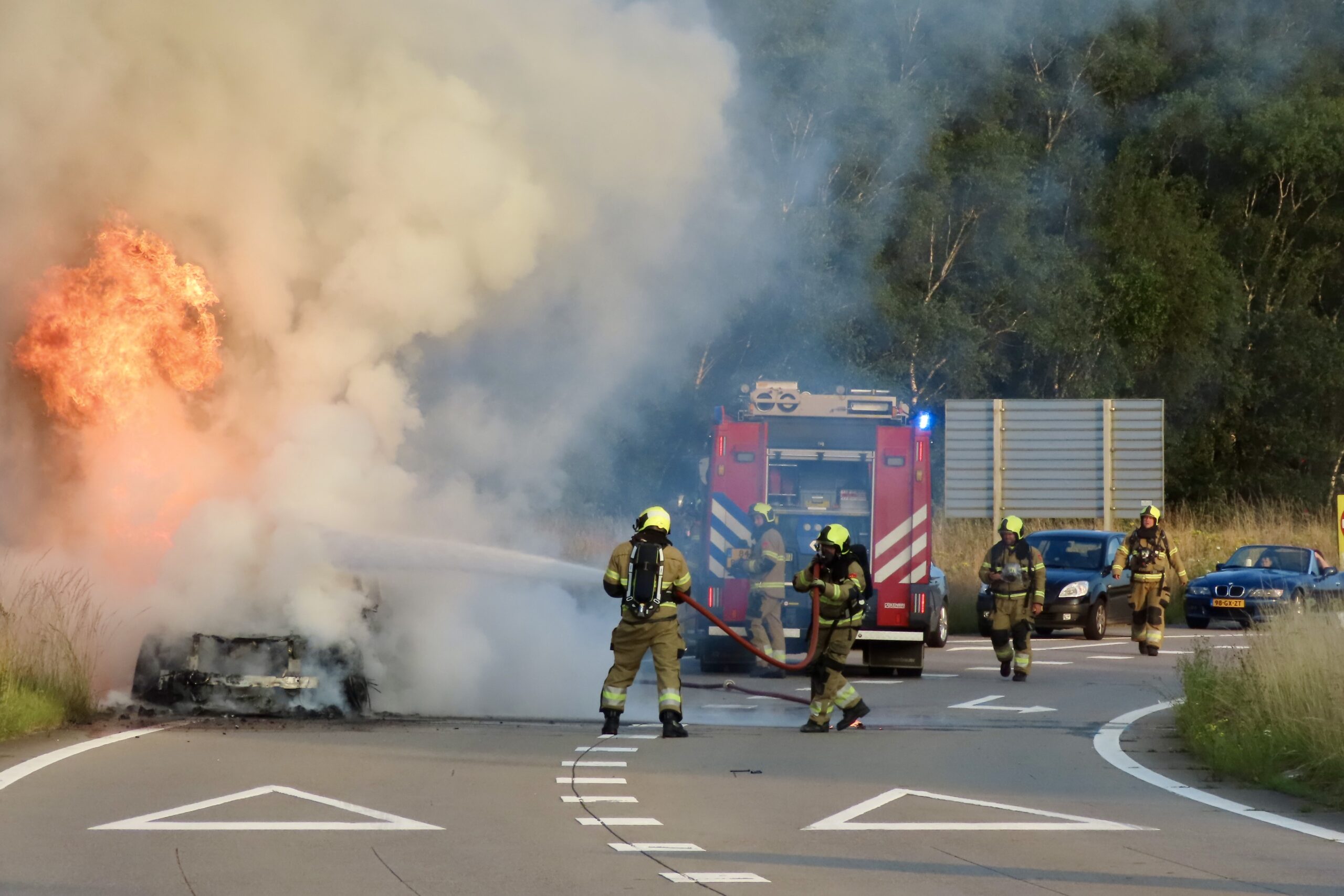 Auto door brand verwoest op afrit van snelweg