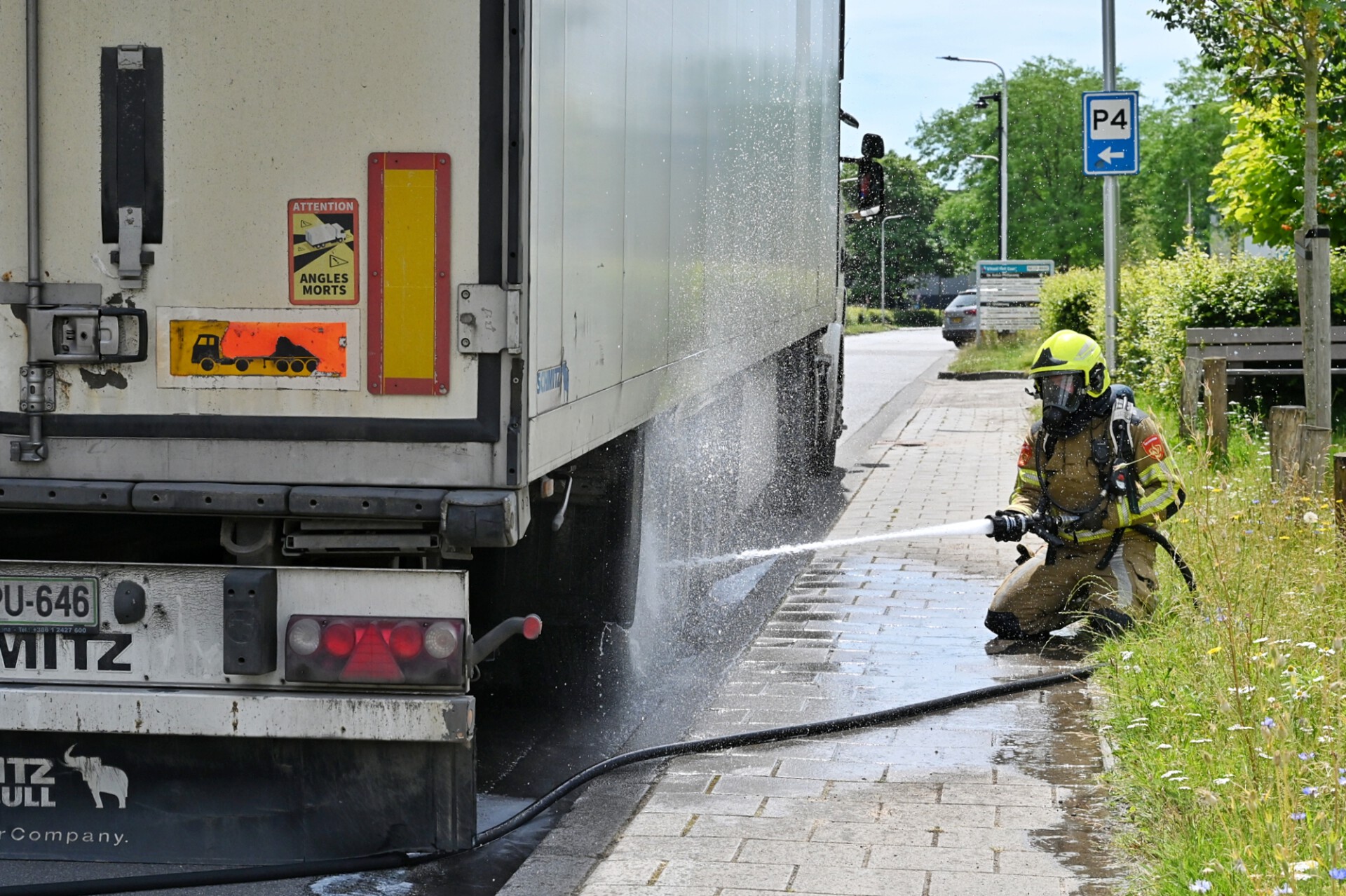 Vastgelopen rem zorgt voor brand aan trailer