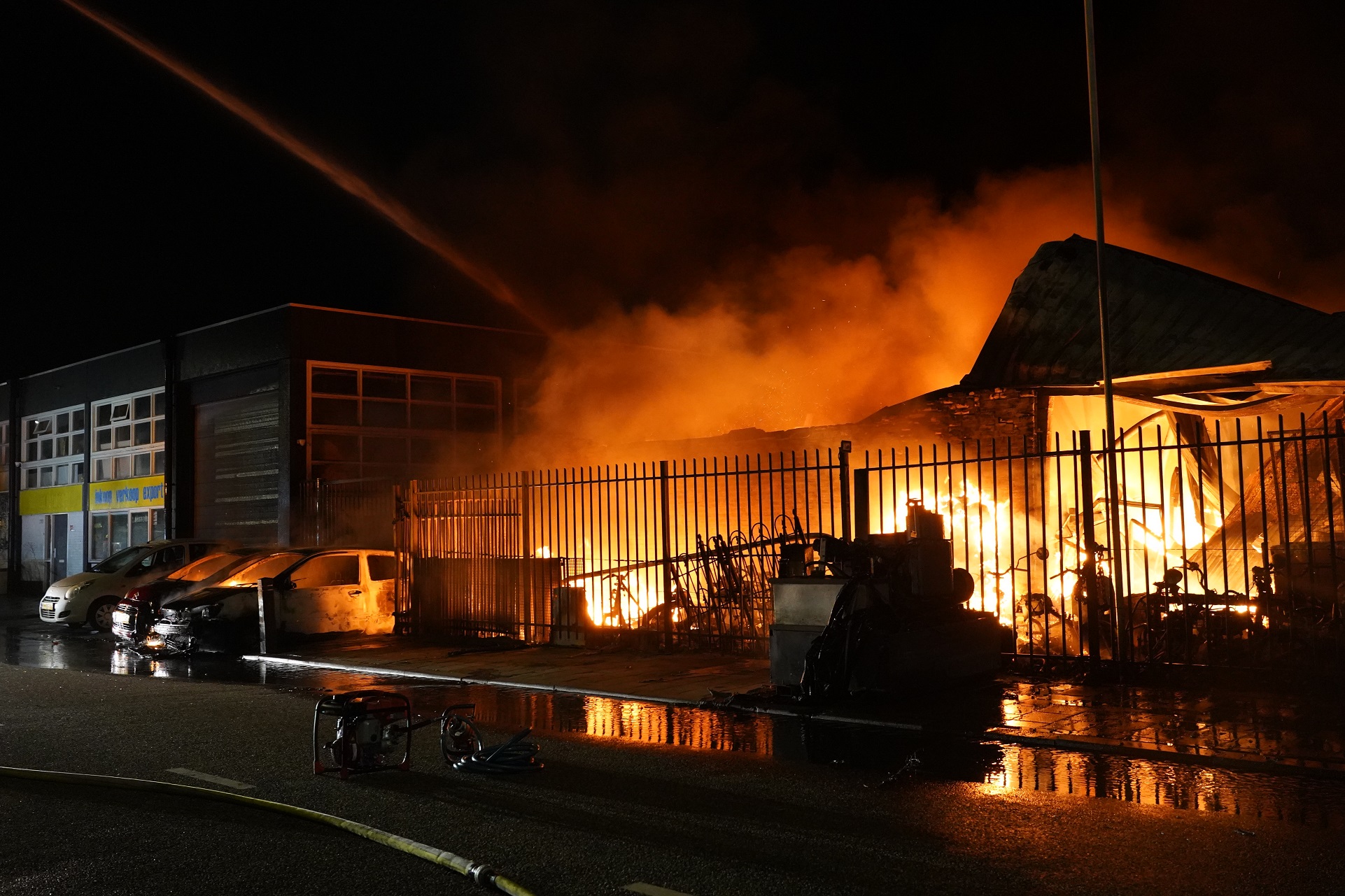 Politie houdt man aan voor grote brand autobedrijf