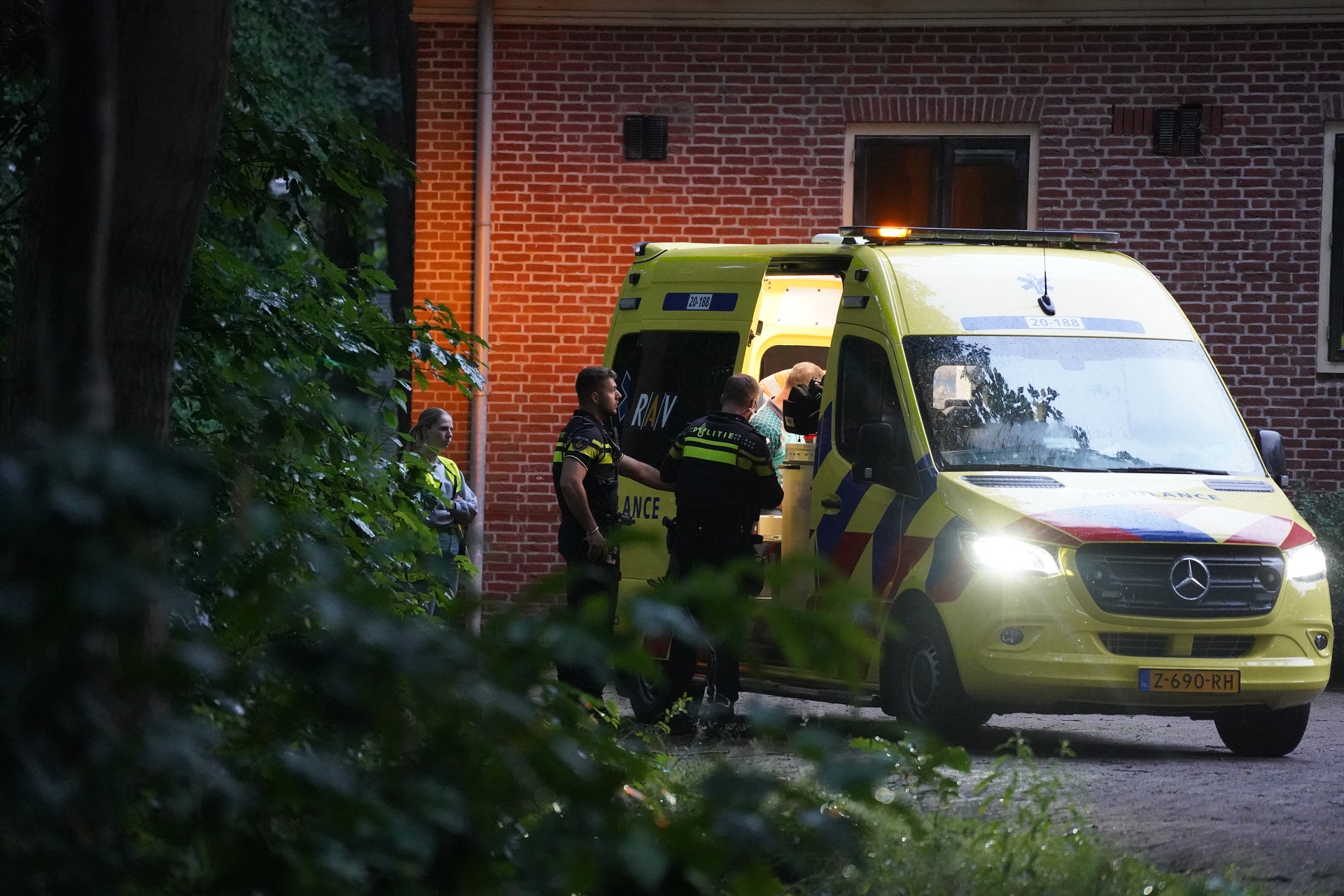 Gewonde na steekpartij op AZC, slachtoffer met spoed naar ziekenhuis