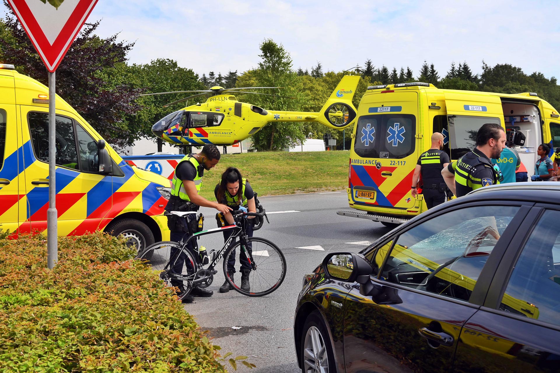 Wielrenner gereanimeerd na aanrijding met taxi