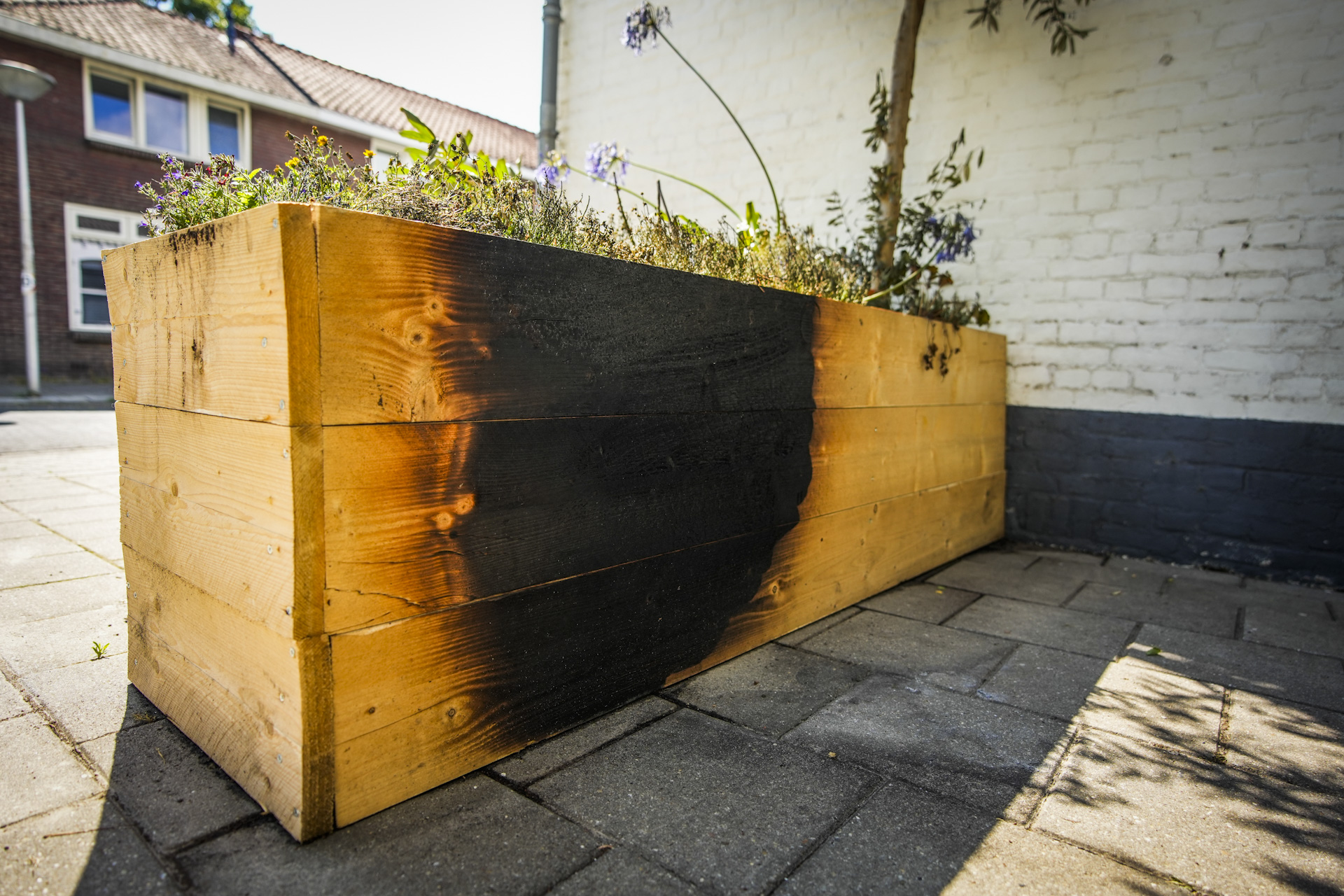 Explosief afgegaan bij woning, buurtbewoners blussen brand