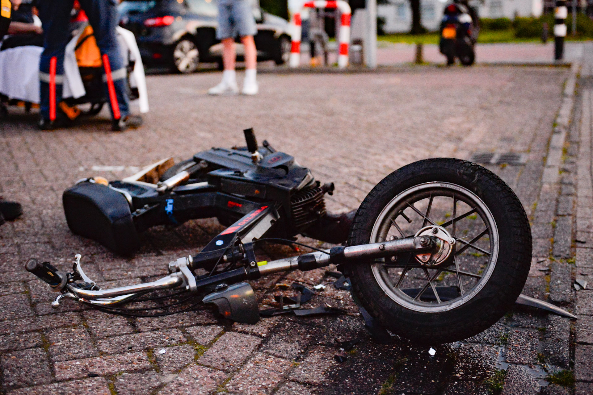 Bromfietser gewond na botsing met busje