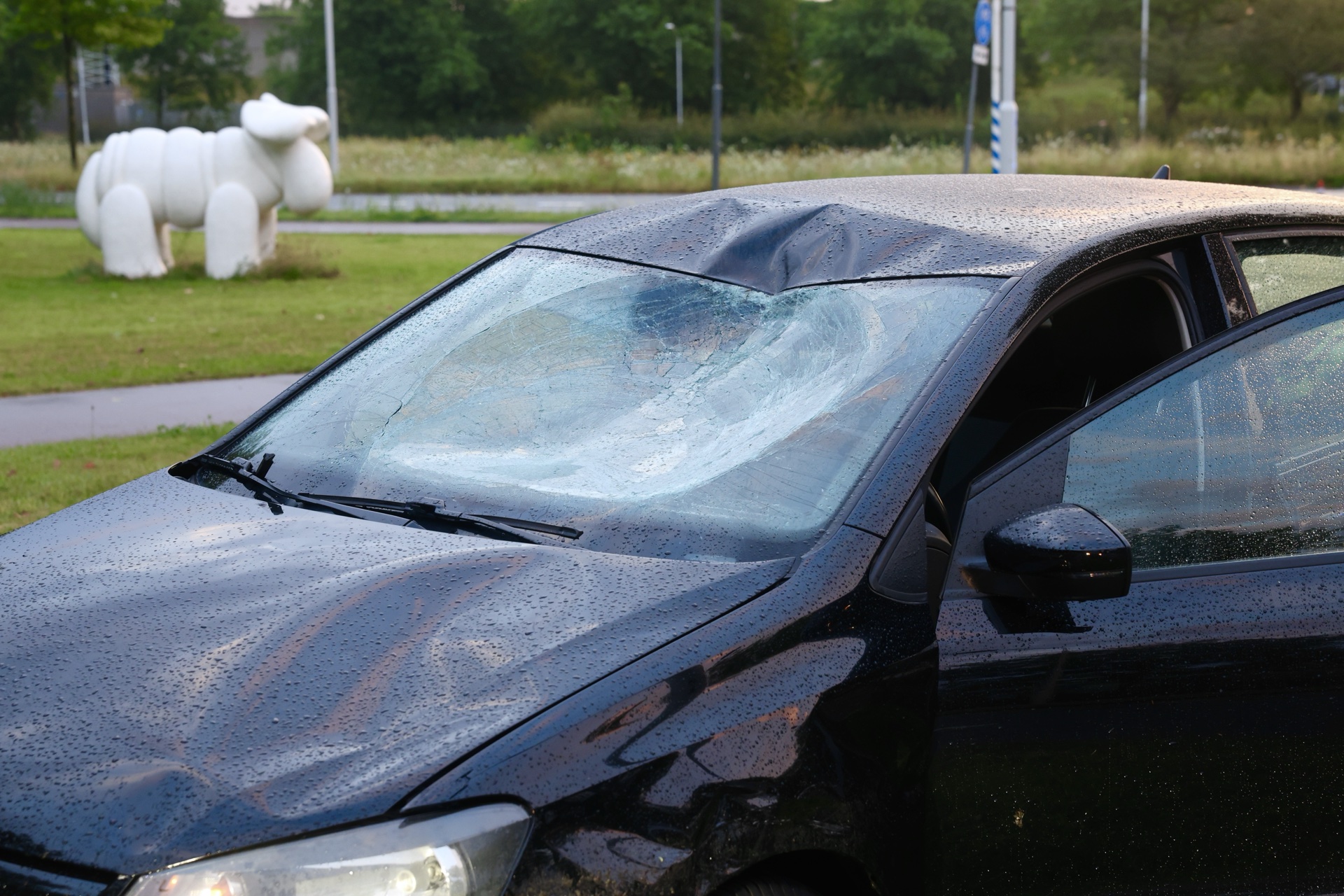 Fietser geschept door auto: zwaargewond naar ziekenhuis