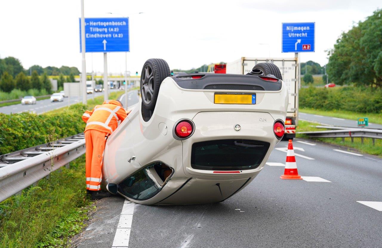 Auto vliegt over de kop na botsing met andere auto