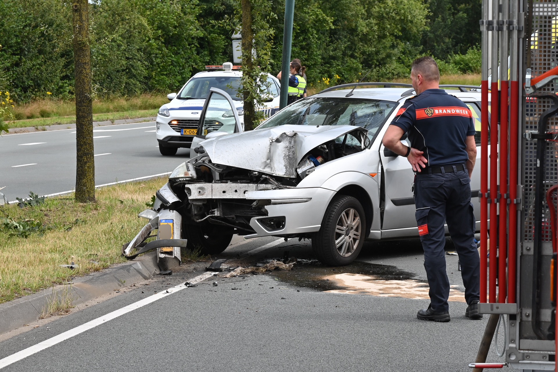 Auto botst tegen boom, bestuurder door trauma-arts op straat geopereerd