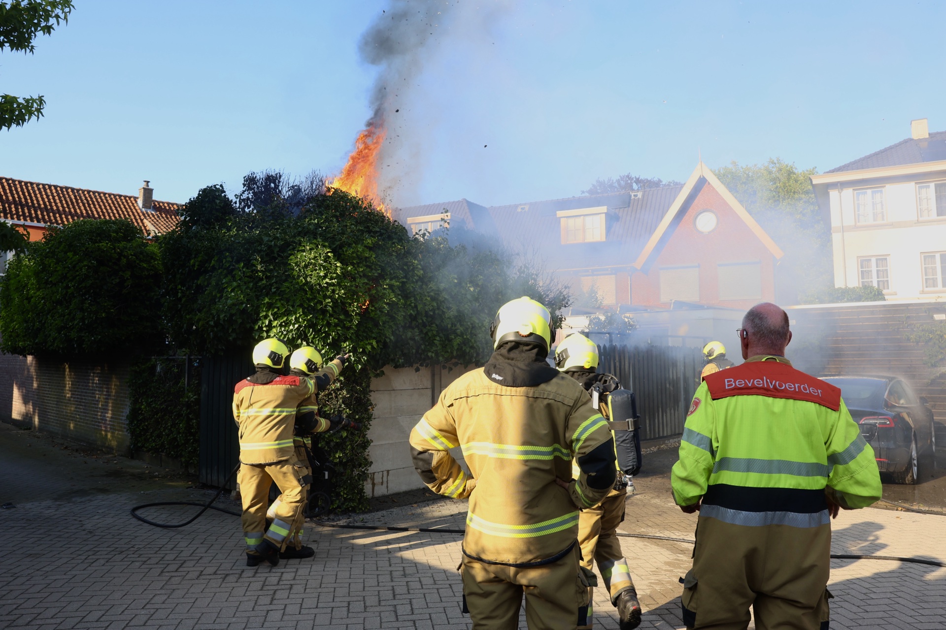Scooter, auto en schuurtje beschadigd door brand: bewoner gewond naar ziekenhuis