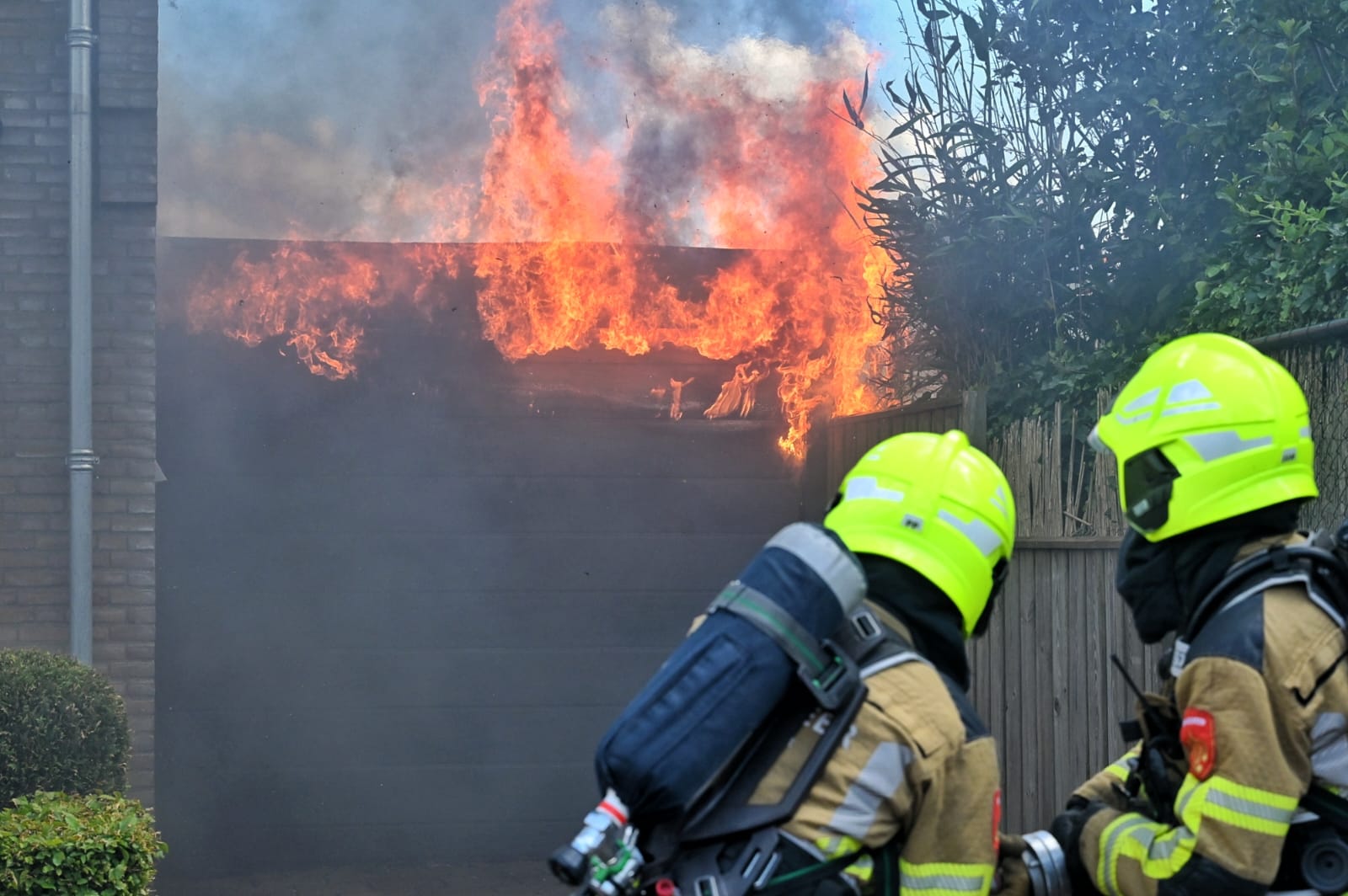 Grote brand uitslaande brand bij woning