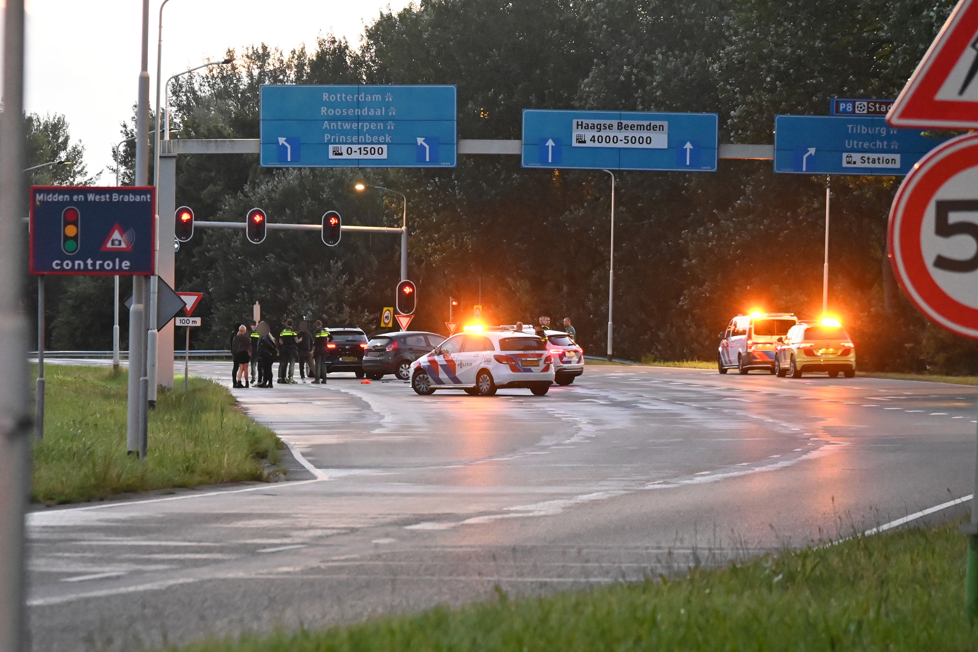Vrouw (18) valt uit rijdende auto en raakt ernstig gewond, politie doet onderzoek