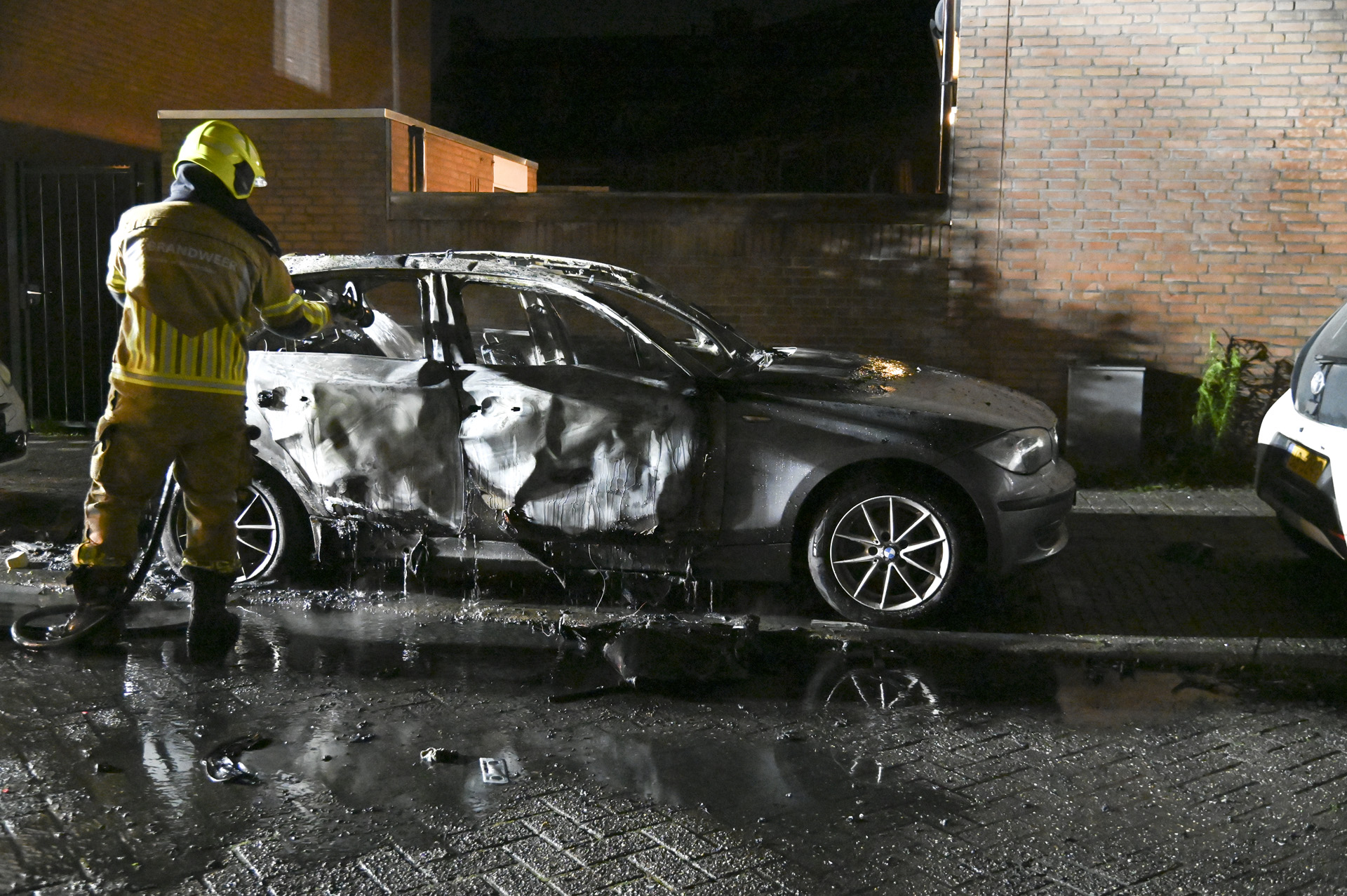 BMW verwoest bij explosie, autoruit belandt een straat verderop