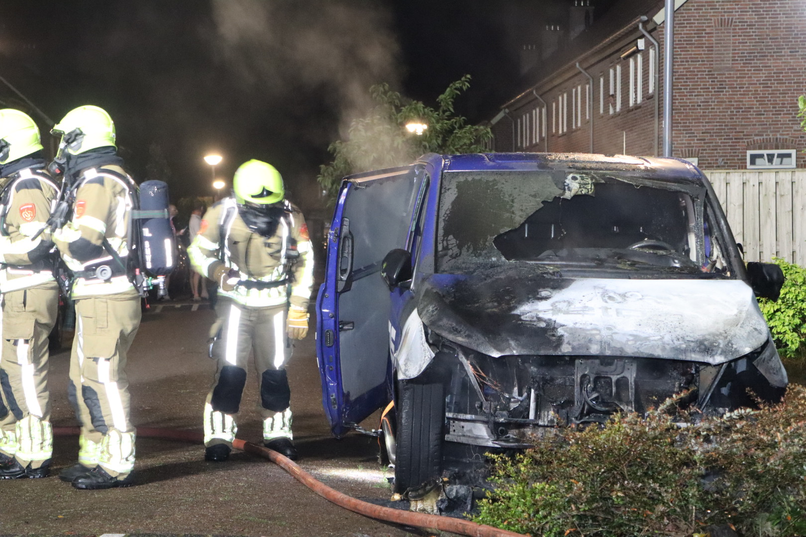 Geparkeerde bestelbus uitgebrand, politie onderzoekt oorzaak