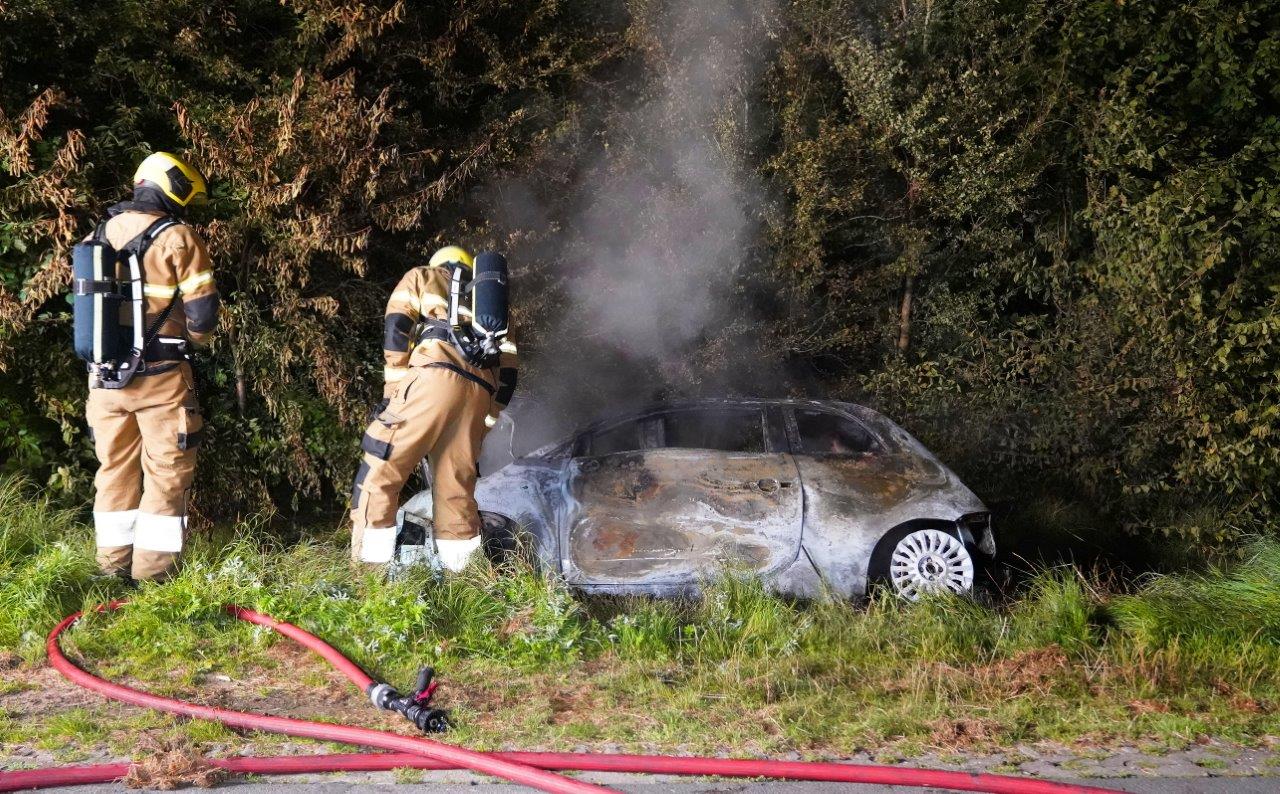 Gestolen auto in sloot gedumpt en in brand gestoken