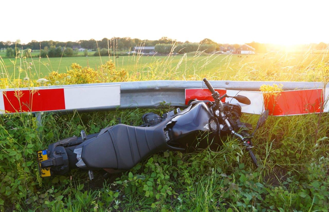 Motorrijder botst tegen vangrail en wordt gelanceerd