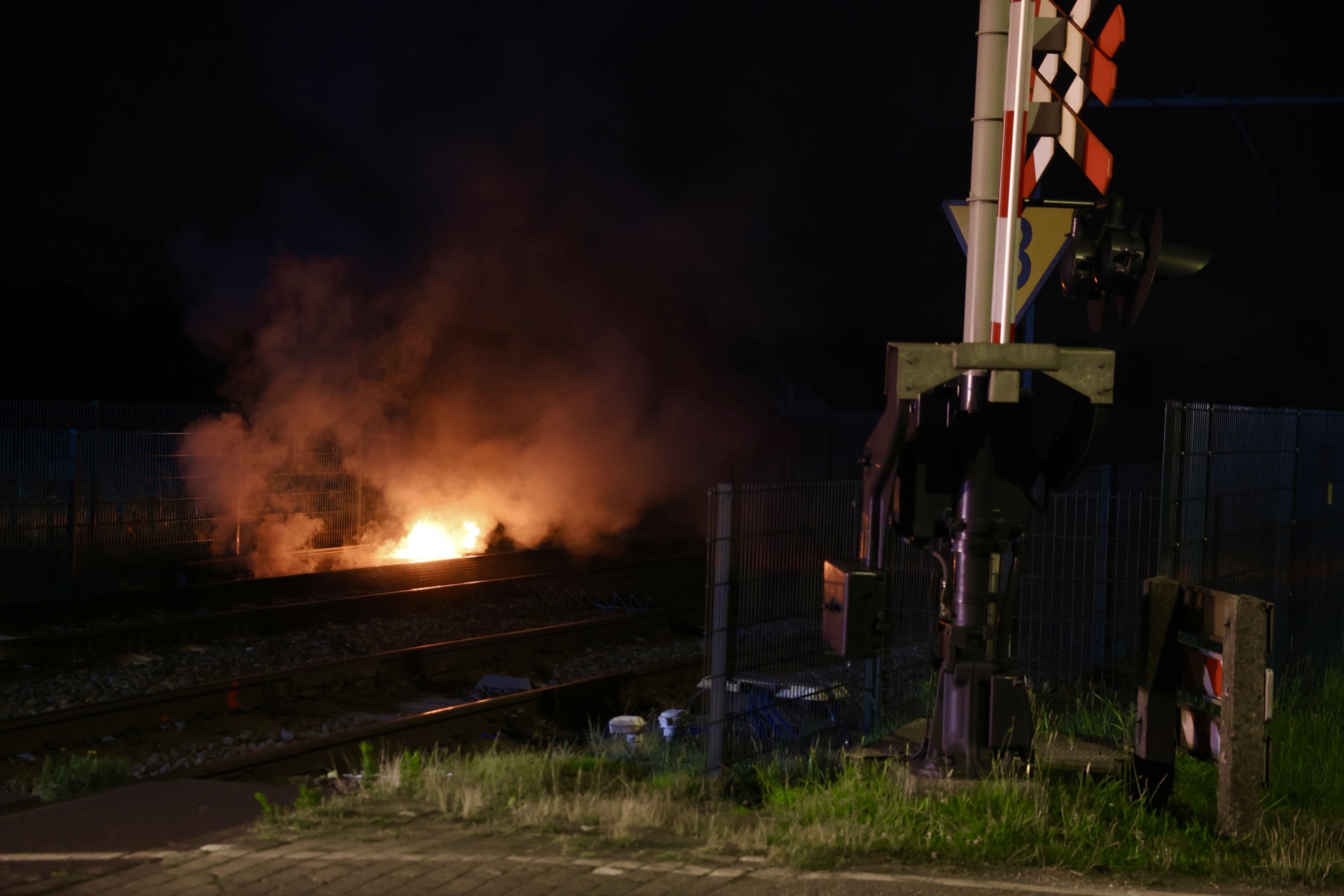 Slijptrein veroorzaakt brand bij spoorwegovergang