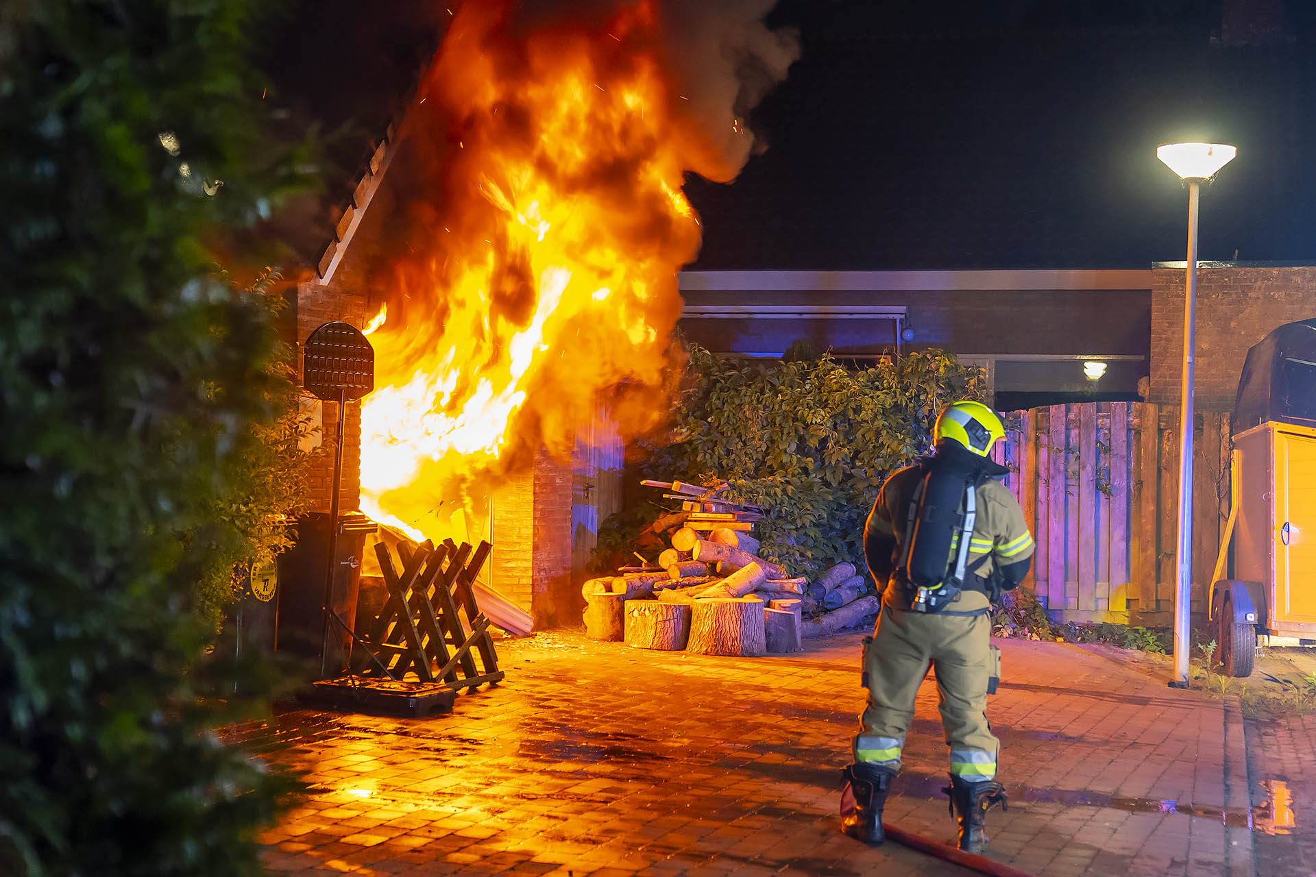 Uitslaande brand verwoest garage met klassieke auto’s