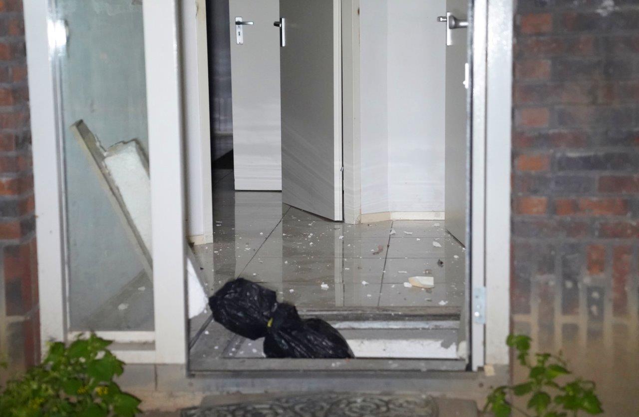 Explosie bij woning, gezin met kinderen komt met de schrik vrij