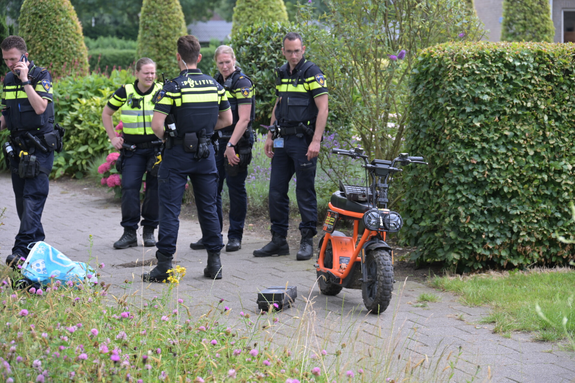 Bestuurder e-scooter gewond na val doordat tegels in fietspad zijn weggehaald